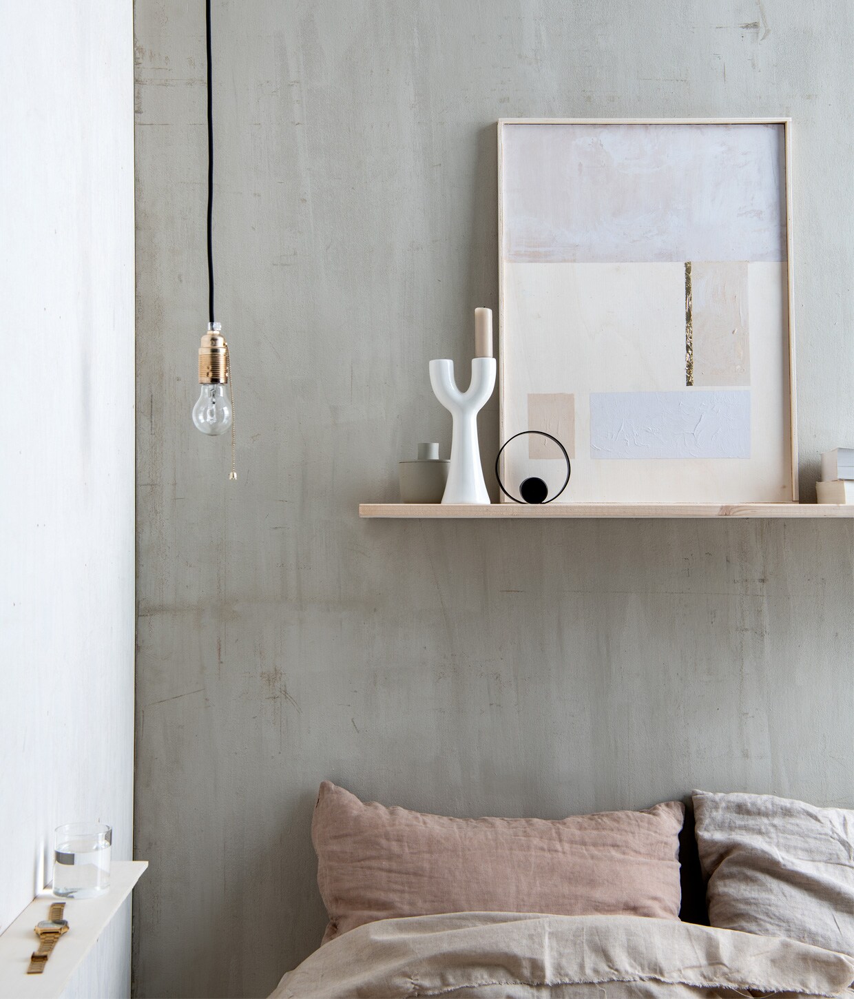 Kandelaar wit keramiek € 3,99, zwarte ronde kandelaar € 2,17 (sostrenegrene.com). Waterglas € 1,75, grijs metalen potje € 9,95 (dille-kamille.nl). Kussen IB Laursen € 23,95 (loods5.nl). Kussen linnen Blush € 59,- (bymolle.com). Kaars € 1,95 (zaanschfaamwebshop.nl) vtwonen 03-2020 | Productie en styling Myla Griese | Fotografie Louis Lemaire