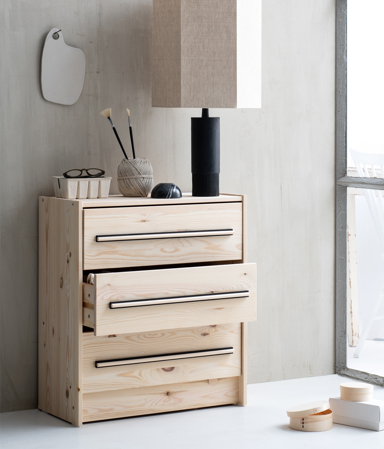 Matzwarte lampvoet Caro M, Ø 10, hoogte 37 cm € 41,95 (karwei.nl). Lampenkap Hexagon van HKliving van naturel linnen € 74,95 (deens.nl). Midori Pulp Card Box White € 9,90 (buitendelijntjesshop.com). Houten bakjes per 2 € 3,73, bril € 3,44, schilderspalet keramiek € 10,96, kwasten (sostrenegrene.com). Marmeren bakje € 12,99 (hm.com). Klos hennep touw € 2,95 (binnenenbuitenharlingen.nl) vtwonen 02-2020 | Styling Myla Griese | Fotografie Louis Lemaire / Insidehomepage