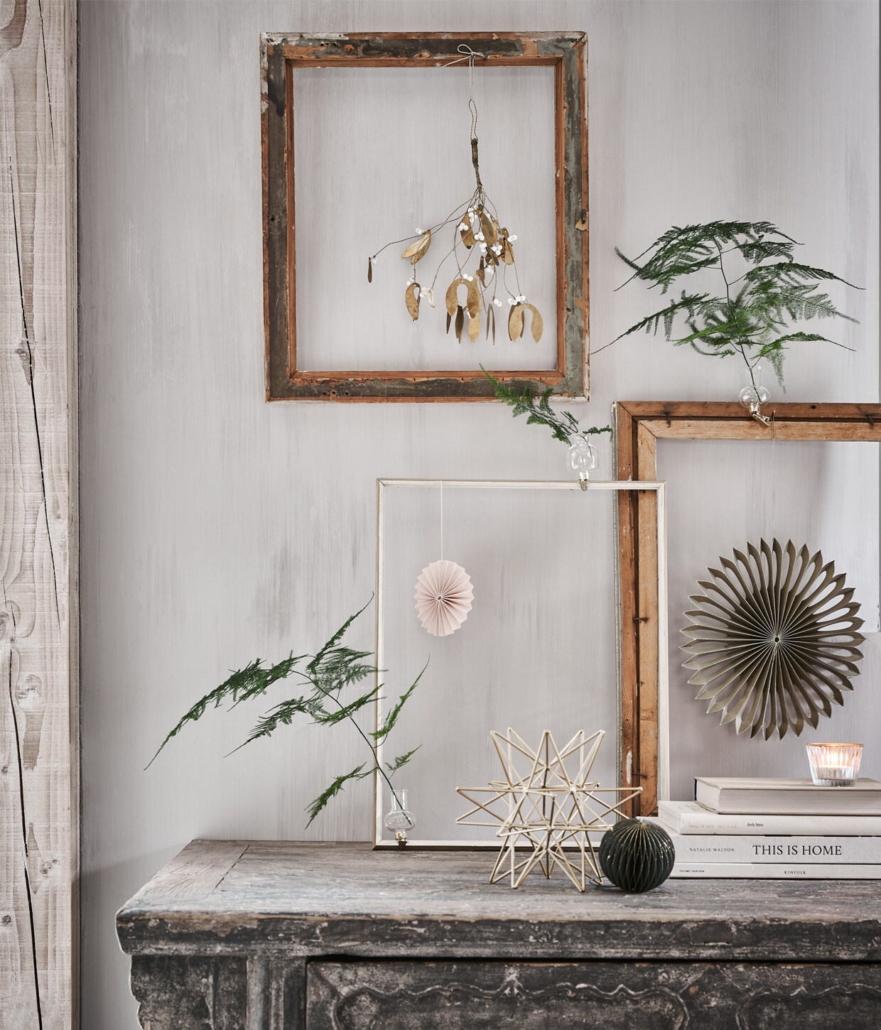 Vaas op clip, per stuk € 1,29, groene bal € 2,99, honeycomb € 2,79, roze waaier € 1,49, grote waaier € 4,49 (intratuin.nl). Waxinelichthouder € 3,75, metalen ster € 45,-, messing mistletoe van draadijzer en parels € 19,95 (weldaad.com). Lijsten en boeken privébezit. Kijk voor soortgelijke lijsten bij de kringloop of antiekwinkel. vtwonen kerstspecial 12-2020 | styling Marlies Does | fotografie Bart Brussee