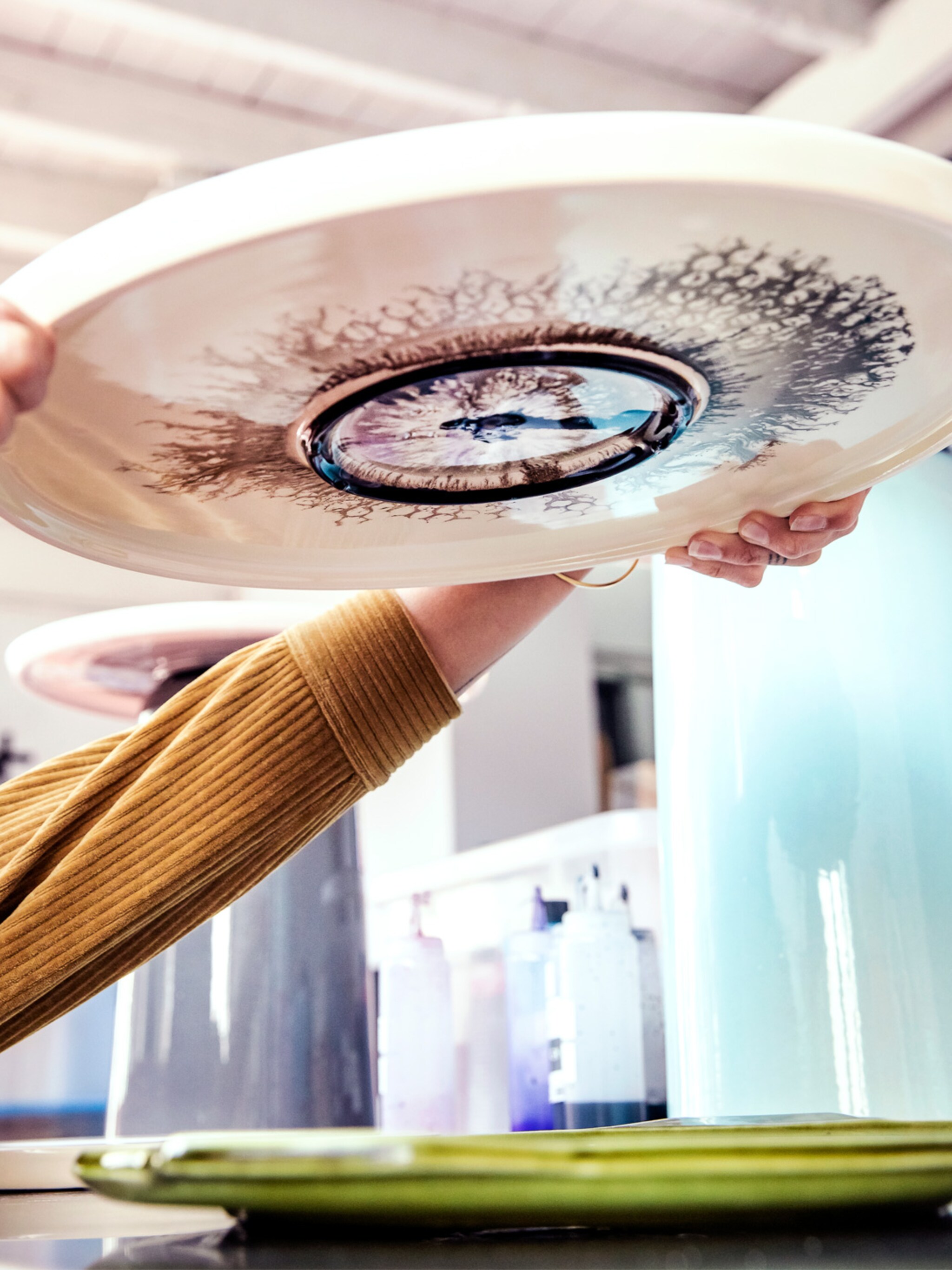 ontdek het ambacht kleur experimenten op tapijt glas en aardewerk