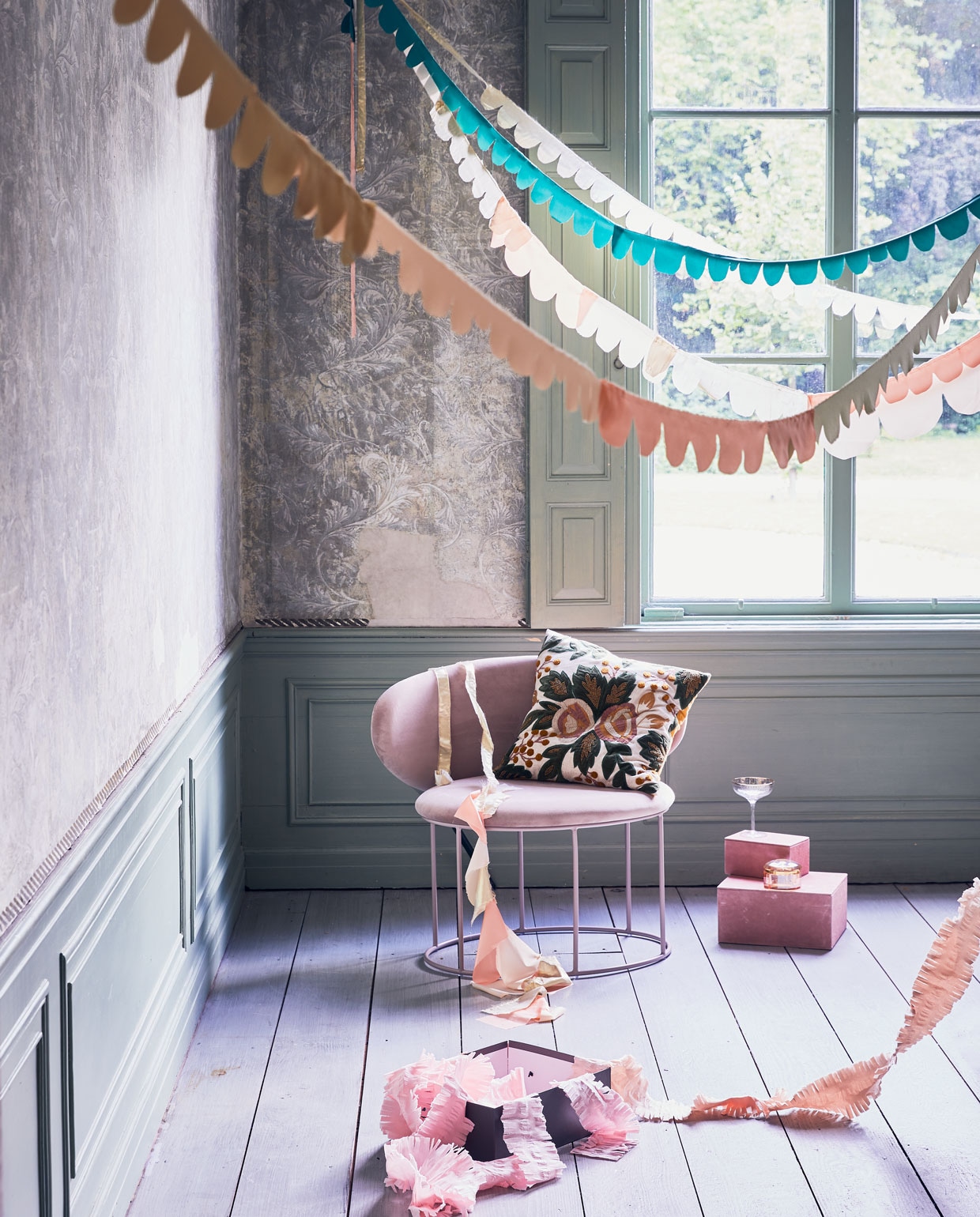 Voeringstof (boerenbonthal.nl). Bankje Bella van Bolia (vtwonen.nl). Gebloemd kussen, driedelige suède dozenset champagnecoupe. sierdoosje (nordal.eu). Crêpepapieren slingers(partydeco.nl). styling Cleo Scheulderman | fotografie Jeroen van der Spek