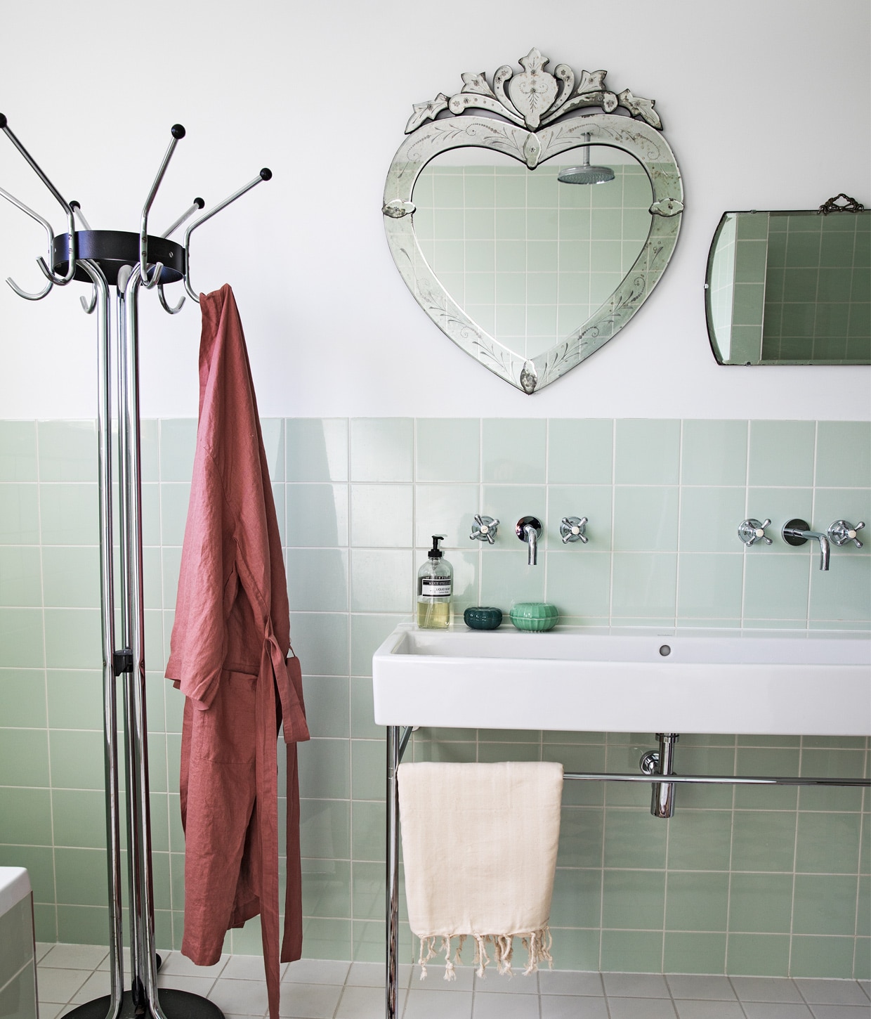 Groene tegels Mosa via Kol Tegels, Venetiaanse spiegel hartvormig Sissy-Boy, spiegel rechthoekig antiek, kranen onbekend, wastafel Duravit, kapstok Tubax vintage, badjas, hamamdoek en vloerkleed The Souks, groene bakjes Ikea, zeep Marie-Stella-Maris. vtwonen 12-2020 | styling Ilona Jongepier | fotografie Dana van Leeuwen