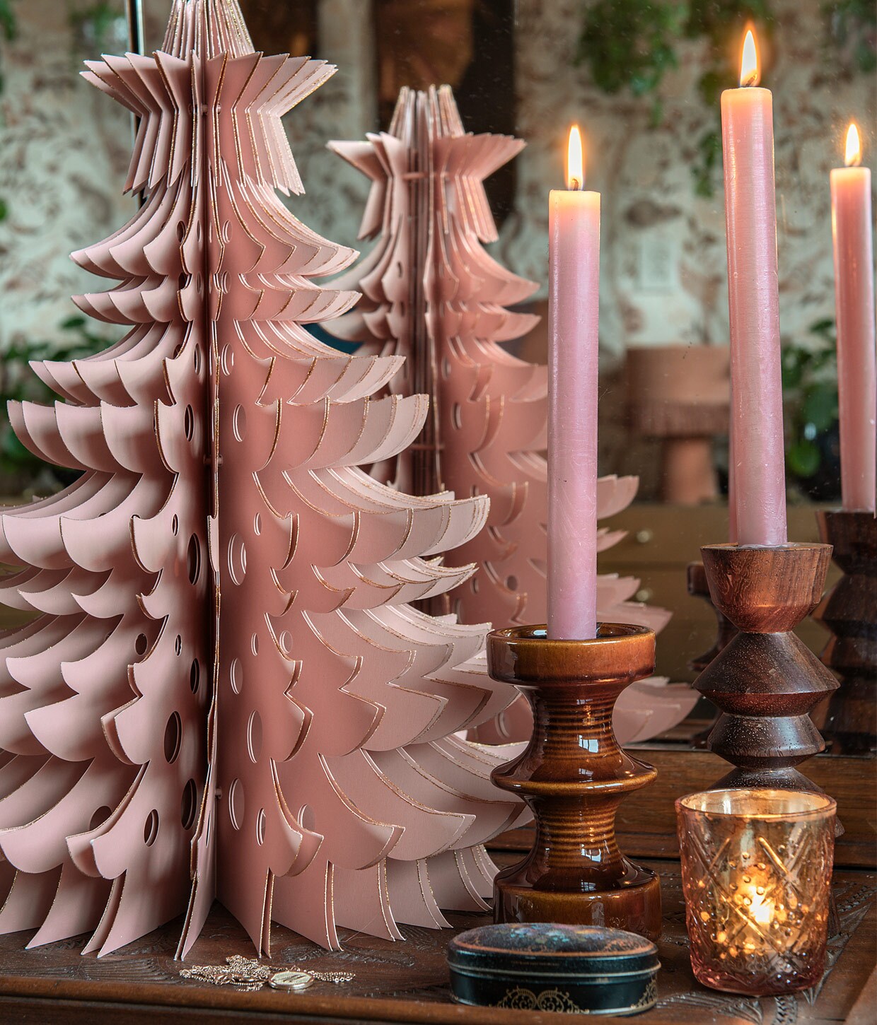 Papieren boom en kaarsen Intratuin, kandelaars kringloop. Styling Mindy Schroor | Fotografie Ton Bouwer | Productie en tekst Monique van der Pauw