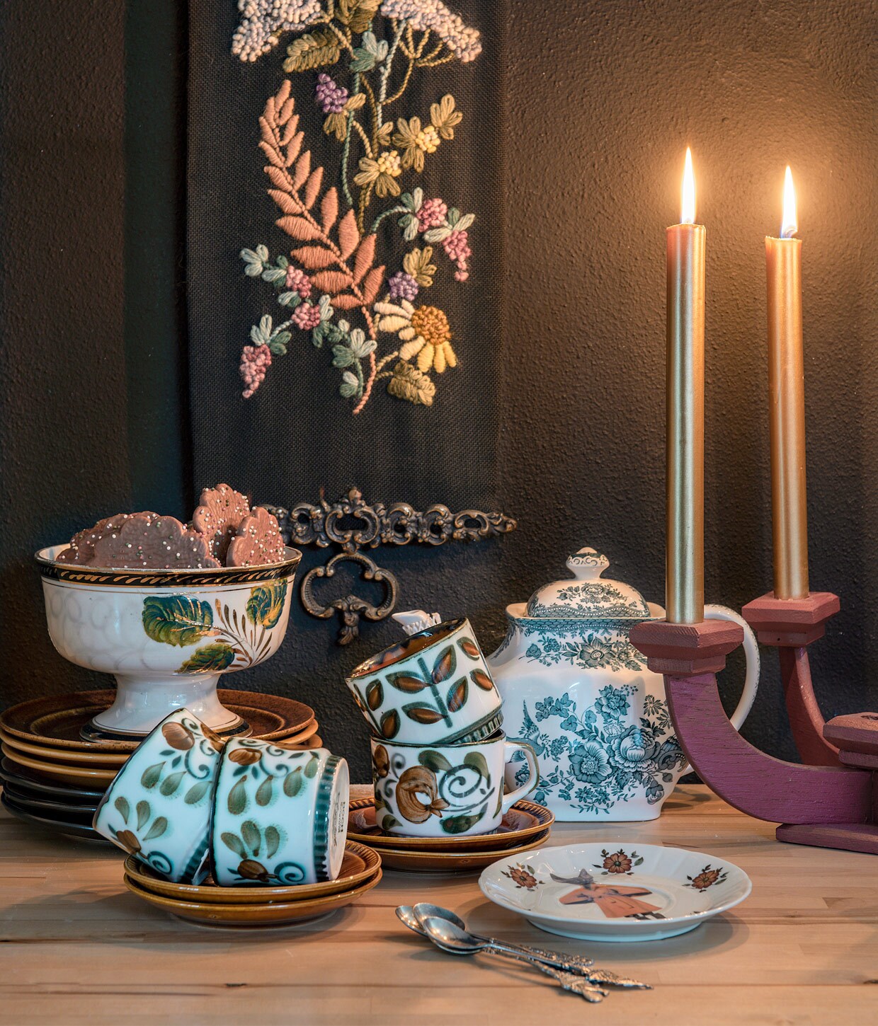 Retro servies, kandelaars en borduurwerk: alles bijeen gesprokkeld bij de kringloop. Styling Mindy Schroor | Fotografie Ton Bouwer | Productie en tekst Monique van der Pauw