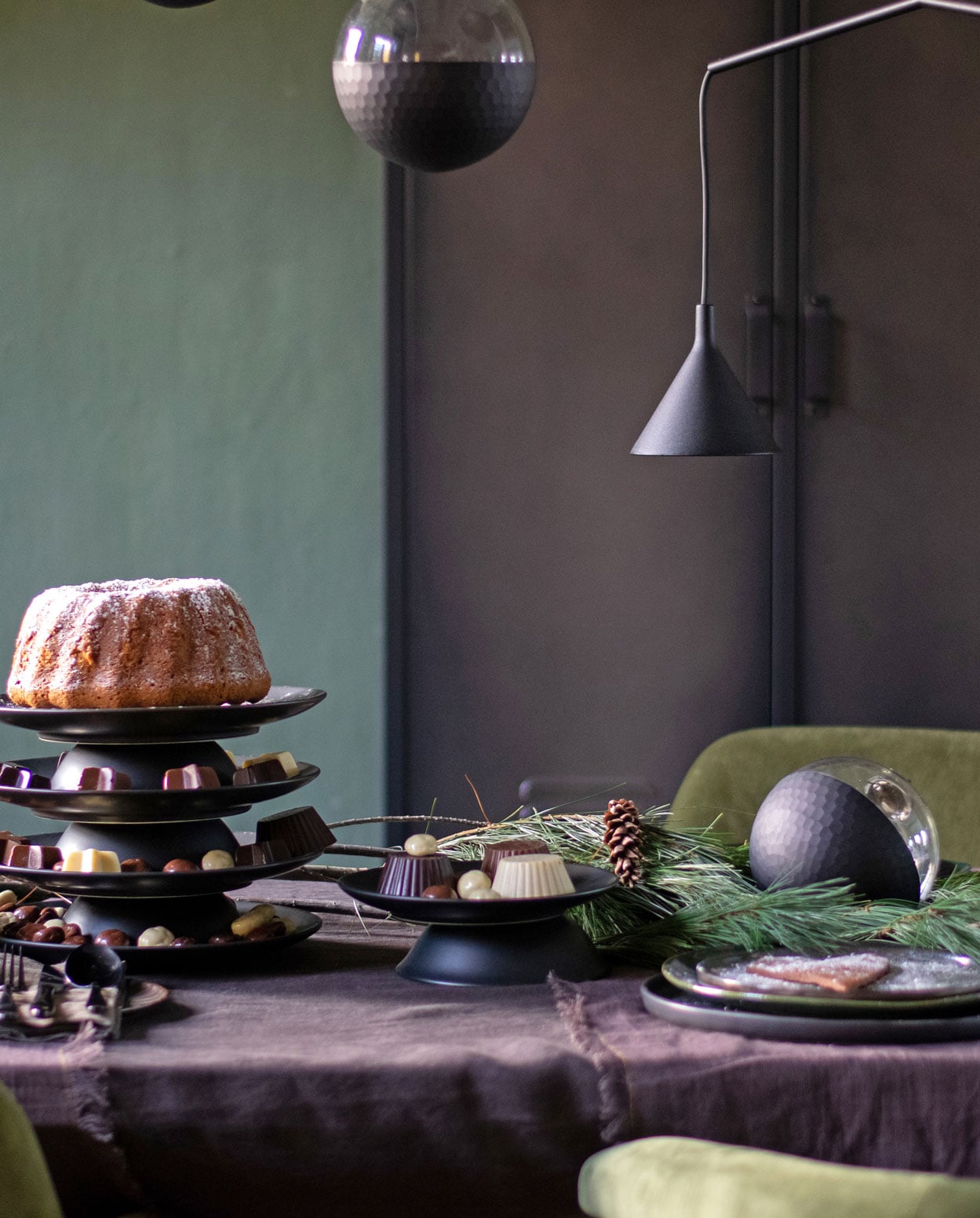 beeld vtwonen vtwonen vt tv stylingtips van marianne tafelstyling in zwart | kersttafel gedekt met zwart tafelkleed, etagere en groene stoelen