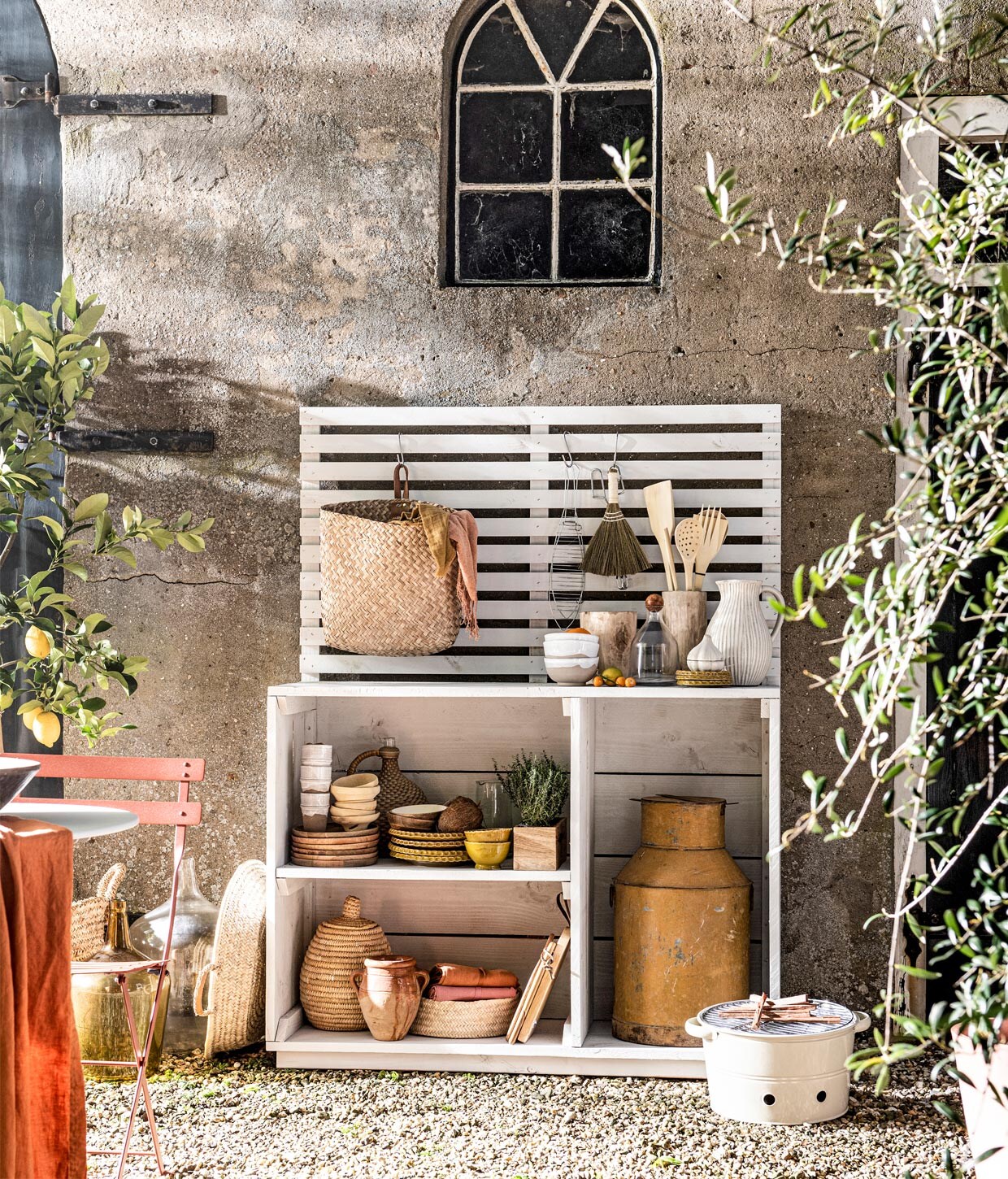 Ronde tuintafel € 309,- (loods5.nl/ design). Bistro klapstoel in Red Ochre € 71,- (dacks.nl). Oranje linnen tafelloper € 9,99, karaf met houten bol als dop € 14,99, houten borden, per stuk € 7,99, houten kommen, per stuk € 6,99, rechthoekige houten opberger € 14,99, houten snijplanken, per stuk vanaf € 14,99 (hm.com). Flesvazen, per stuk vanaf € 20,-, fles met gevlochten buitenkant € 20,- (vandijkenko.nl). Zeegras manden op de grond, per stuk vanaf € 19,95, keramieken schalen met wit geglazuurde rand, per stuk € 9,-, gele schotels, per stuk € 18,-, houten lepels, per set van drie € 9,95, keramieken bekers, per stuk € 11,-, houten schaaltjes, per stuk € 12,95, geel keramieken borden, per stuk vanaf € 18,-, gele keramieken kommen, per stuk € 11,- , glazen karaf € 23,50, terracotta pot € 57,50, zeegras mand met leren hengels € 14,95 (householdhardware.nl). Rotan opberger met leren lus € 15,-, geel linnen servet, set van 2 € 7,90, houten potten, per stuk vanaf € 36,- (loods5.nl). Vis grilltang € 3,25, vleestang € 2,95, tafelveger € 4,95, tafelkleden in roze en oranje, per stuk € 22,95, barbecue € 29,95 (dille-kamille.nl). Terracottalook pot van Ecopots Amsterdam, per stuk vanaf € 35,99 (vtwonen.nl). Gele melkkan, vanaf € 45,- (burbri.nl). Planten en bomen (greenlifestylestore.nl). Overig privébezit. vtwonen Tuin Special 02 | Productie Corrien Flohil | Ontwerp en uitvoering Johan Snoodijk | Styling Danielle Verheul | Fotografie Sjoerd Eickmans