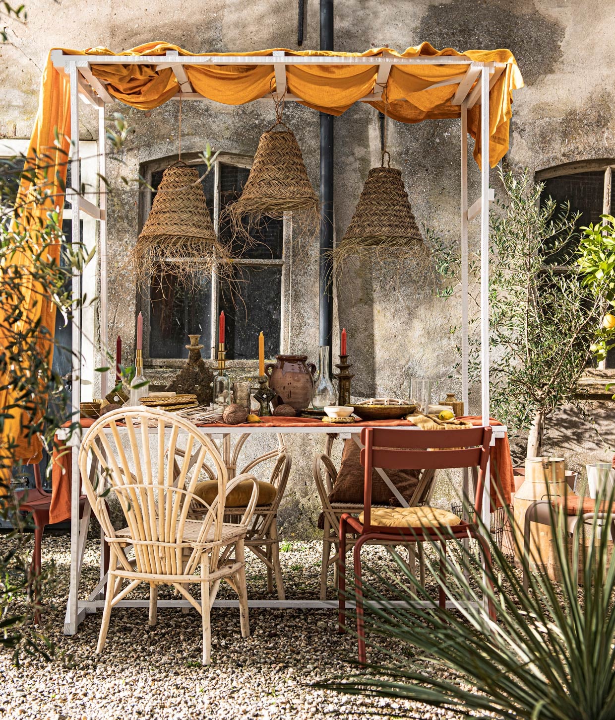 Tafelkleden, per stuk € 39,99 (hm.com). Tuinstoelen in kleuren Red Ochre en Nutmeg, per stuk € 225,- (dacks.nl). Wilgenhouten stoelen, per stuk € 139,-, zeegras hanglampen, per stuk € 69,-, fleskandelaar, per stuk vanaf € 16,95, keramieken kandelaren, per stuk vanaf € 25,-, kommen per stuk € 11,-, borden per stuk vanaf € 18,-, terracotta pot € 57,50, glazen karaf, per stuk vanaf € 17,95, houten schaaltjes, per stuk € 12,95, gele keramieken schaal € 47,- (householdhardware.nl). Stoelkussens in geel en oranje, per stuk € 12,95, rond velours kussen € 16,95 (dille-kamille.nl). Gele en grijze glazen, per stuk vanaf € 6,95, okergeel keramieken potje € 12,95 (loods5.nl). Gele melkkan, vanaf € 45,- (burbri.nl). Houten teil € 15,- (vandijkenko.nl). Betonlook potten van Ecopots Amsterdam, per stuk vanaf € 35,99 (vtwonen.nl). Planten en bomen (greenlifestylestore.nl) vtwonen Tuin Special 02 | productie Corrien Flohil | ontwerp & uitvoering Johan Snoodijk | styling Danielle Verheul | fotografie Sjoerd Eickmans