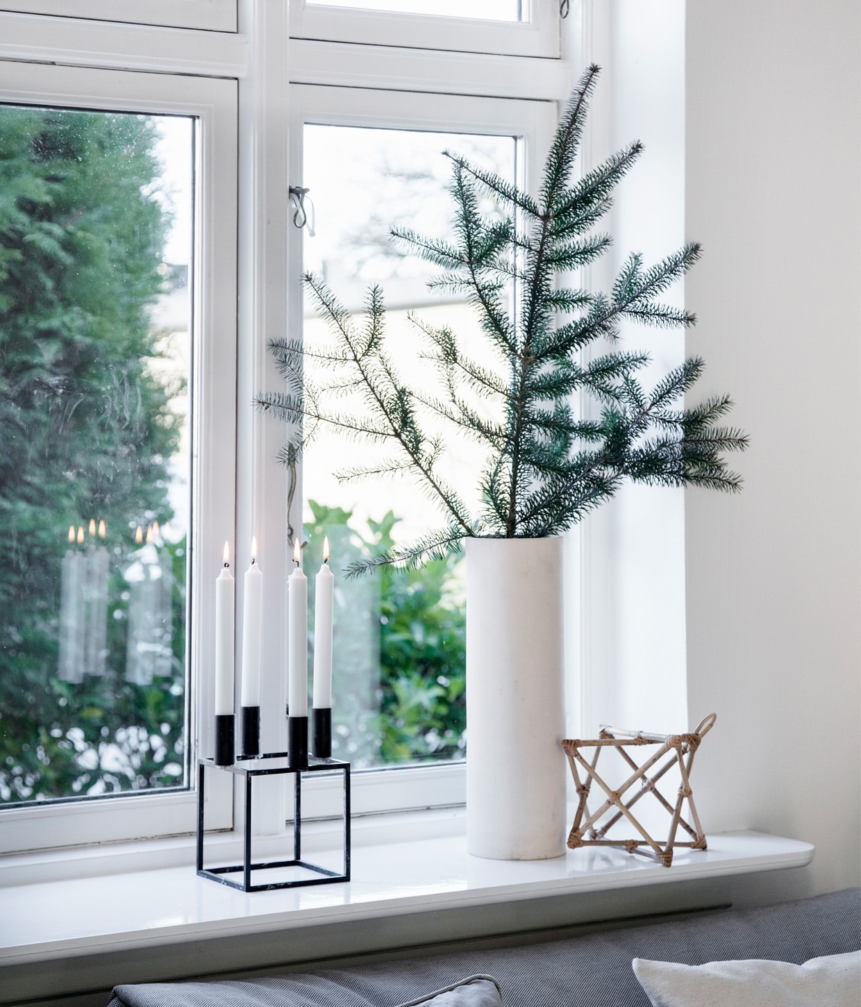 Vaas uit Bangkok. Bamboe ster cadeau gekregen. Bank Muuto. Kaarsenstandaard By Lassen. Kussens HKLiving. vtwonen 13-2020 | Styling en tekst Pia Olsen | Fotografie Stine Christiansen | Tekstbewerking Christine van der Hoff