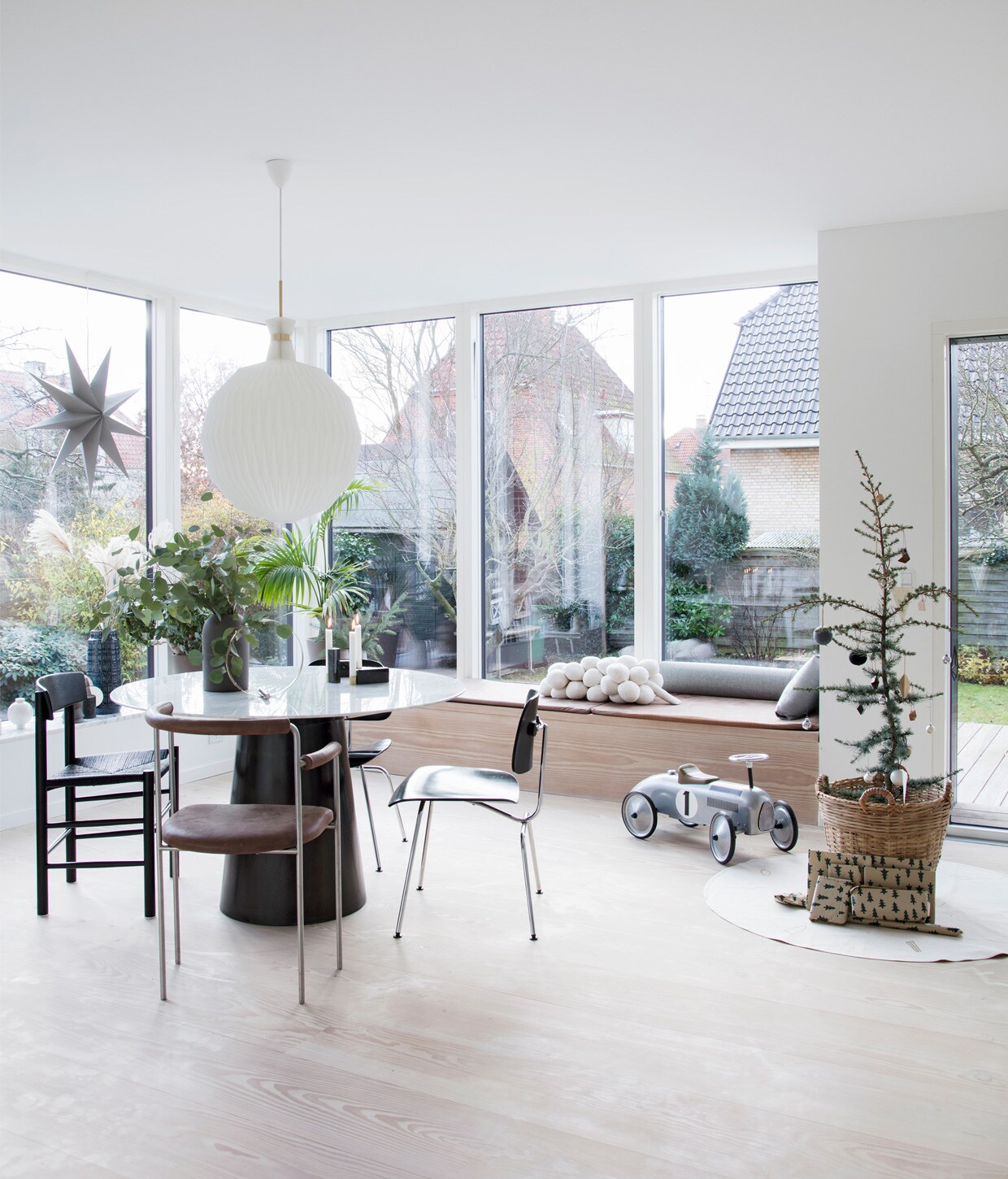 Ster Nordal. Lamp Le Klint. Tafel en stoel vooraan prototypes Kristina Dam Studio. Stoelen achter en links Wilde + Spieth. Stoel links Fredericia. Kerstballen Kristina Dam Studio, Ferm Living, Granit. Kleed Ferm Living. Trapauto loopwagens.nl, mand Intratuin, kerstboom ceder. vtwonen 13-2020 | Styling en tekst Pia Olsen | Fotografie Stine Christiansen | Tekstbewerking Christine van der Hoff
