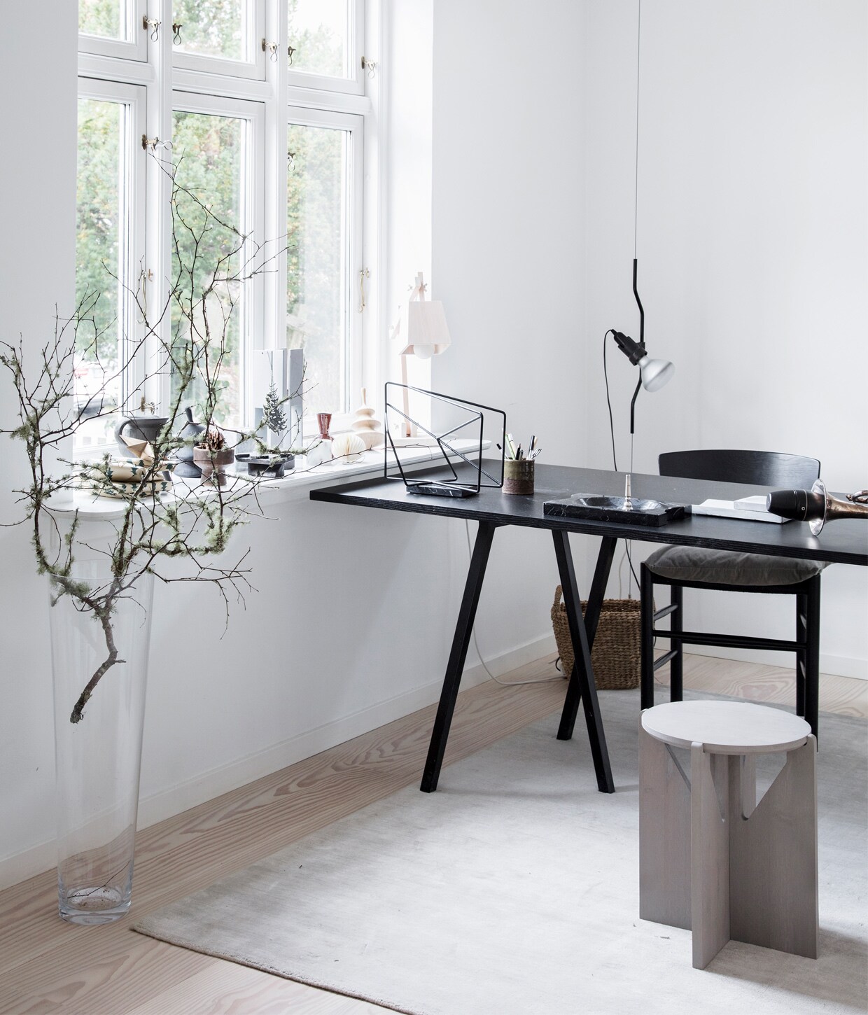 Glazen vaas kringloop met bemoste tak gevonden door Kristina’s moeder. Bureau Hay. Stoel Børge Mogensen. Kruk Kristina Dam Studio. Lamp Flos. vtwonen 13-2020 | Styling en tekst Pia Olsen | Fotografie Stine Christiansen | Tekstbewerking Christine van der Hoff