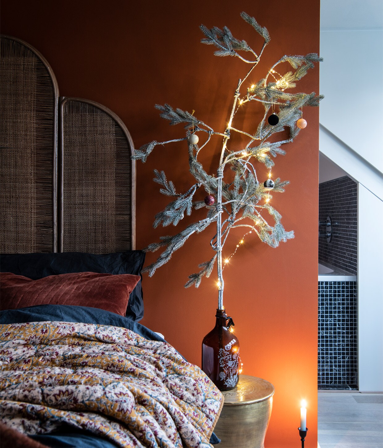 Muurverf Roest van Praxis. Bed Ikea. Nachtkastje, lamp, kussens, gouden kruk en vacht Madam Stoltz. Kamerscherm als headboard en plaid Nordal. Papieren sterren Delight Department. Beddengoed H&amp;M Home. Vaas vintage. vtwonen 12-2020 | Productie Insidehomepage | Styling Kim Timmerman | Fotografie Louis Lemaire