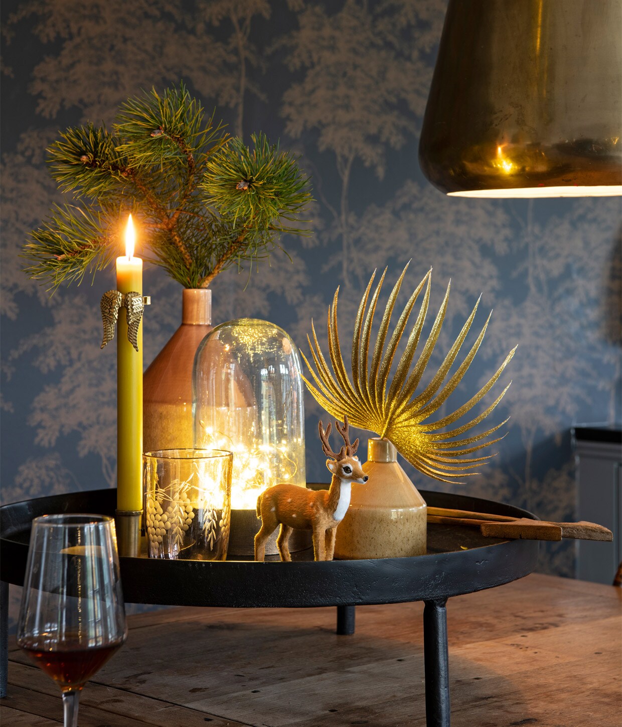 Behang Kwantum. Hanglamp, vazen, stolp en,  lichtsnoer Madam Stoltz. Dienblad Nordal. Kaars Delight Department. Glazen De Weldaad.,  Herkomst hert onbekend. vtwonen 12-2020 | Productie Insidehomepage | Styling Kim Timmerman | Fotografie Louis Lemaire