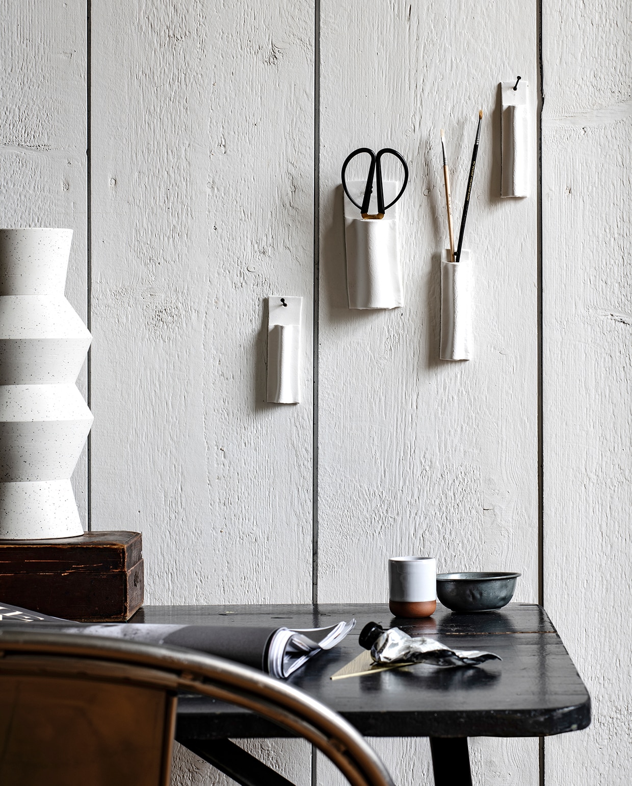 Schaar (sostrenegrene.com). Penselen (hobbywinkel). Vaas (hkliving.nl). Espressokop (loods5.nl). Oude legertafel (com-anders.nl). Stoel (tolix.nl). Overig privėbezit.