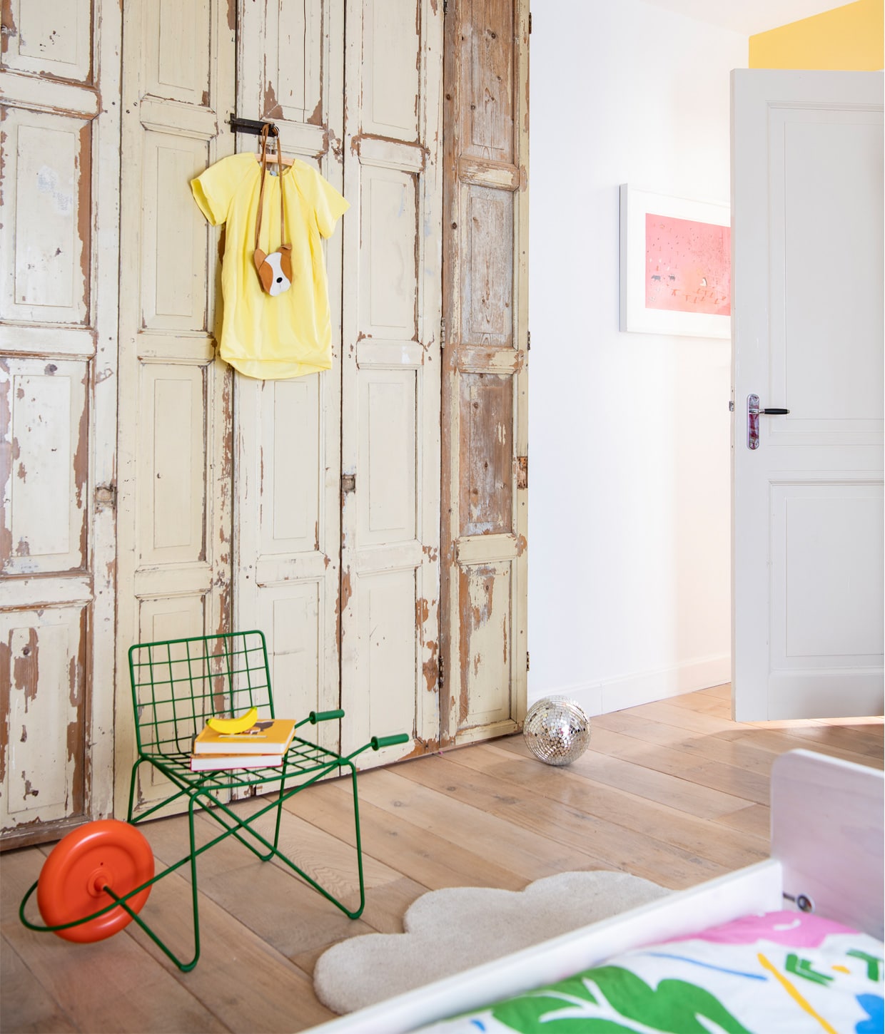 Houten luiken restmateriaal van een interieurproject van Birgit. Hondentas Donsje Amsterdam. Rijdende kinderstoel Trotter van Magis. Wolkenkleed H&amp;M Home. Dekbedovertrek Onni van Marimekko. vtwonen BK Special 12-2020 | Productie Insidehomepage | Styling Susanne Kennedy | Fotografie Louis Lemaire | Tekst Inge van Lieshout | Tekstbewerking Anna van der Heijden
