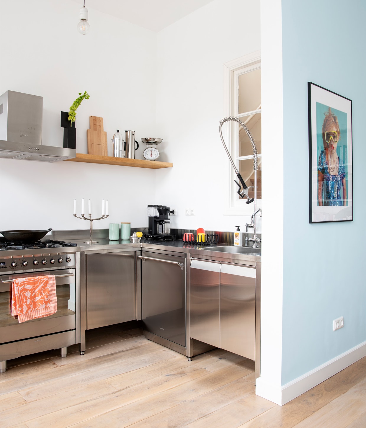 Muurverf gemengd bij Bierens Den Haag. Keuken en kraan Gastrosteel, oven Smeg, theedoek Studio Job. Zwarte vaas Passe partout van Cor Unum, houten snijplank Piet Hein Eek, koffiemachine Alessi, thermosfles EM77 Vacuum van Stelton, Herkomst weegschaal onbekend. Kandelaar Lucy van Marcel Wanders, koffiemaker Moccamaster. Kunstwerk aan de muur Lois van The Frozen Fountain. vtwonen BK Special 12-2020 | Productie Insidehomepage | Styling Susanne Kennedy | Fotografie Louis Lemaire | Tekst Inge van Lieshout | Tekstbewerking Anna van der Heijden