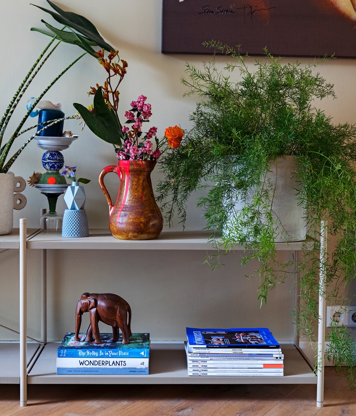 Muurverf Little Green, kast Punctual in Cashmere Ferm Living, vaas twee oren Earth en betonnen bloempot Serax, kandelaar oud servies en kan met fluo roze vlek van vazenvanjanssen, op elkaar gestapelde blauwe vazen Lenneke Wispelwey, schilderij Jörg Döring, olifant vintage. vtwonen 12-2020 | Styling Ilona Jongepier | Fotografie Dana van Leeuwen | Tekst Anna van der Heijden