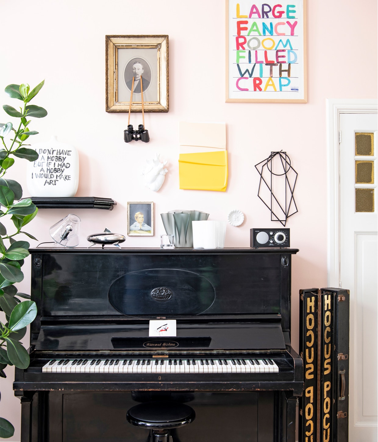 Op piano: lamp Bye bye van Menno Dieperink, bonbonnière Peyrano van Alessi, grijze vaas Cartoccio van FontanaArte, witte vaas Savoy van IIttala, radio Tivoli Audio, metalen plaatje Helicopter crash van Job van den Berg. Aan de muur: hartvaas Love in bloom van Seletti, geel kunstwerk Nearly van Jochem Rotteveel, kunstwerk gekleurde letters David Shrigley, zwart object Trivets Muller Van Severen, wit bordje Thomas Eyck. Overige kunst gemaakt door Birgit. vtwonen BK Special 12-2020 | Productie Insidehomepage | Styling Susanne Kennedy | Fotografie Louis Lemaire | Tekst Inge van Lieshout | Tekstbewerking Anna van der Heijden