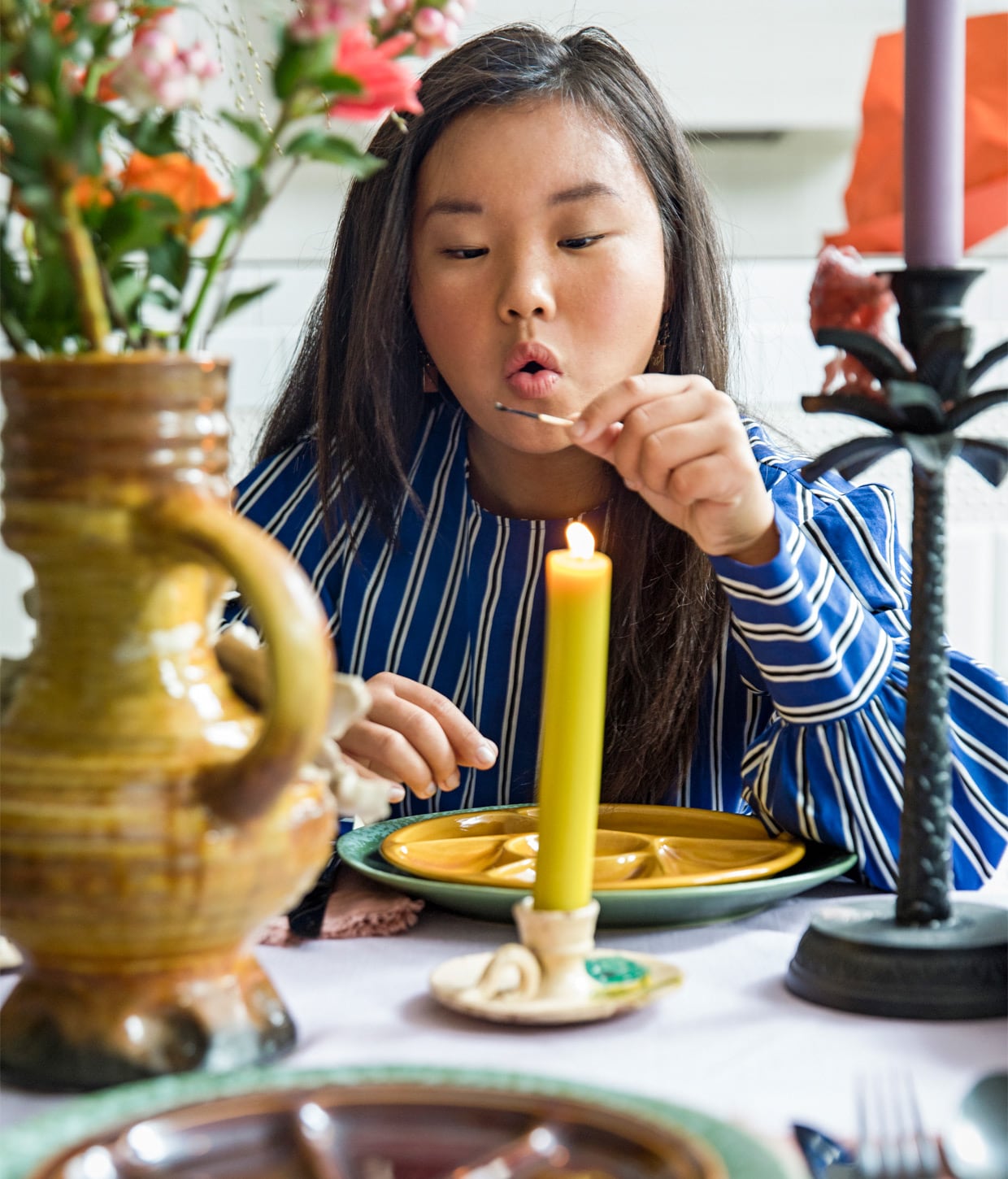 Vaas van vazenvanjanssen, kandelaar Portugees keramiek vintage, kaarsen Sissy-Boy, fondueborden Marktplaats, groene borden HKliving, kandelaar palm Homestock, zwart bestek vtwonen, lila tafelkleed en servetten zelfgemaakt met stof van Kniphal. vtwonen 12-2020 | Styling Ilona Jongepier | Fotografie Dana van Leeuwen | Tekst Anna van der Heijden