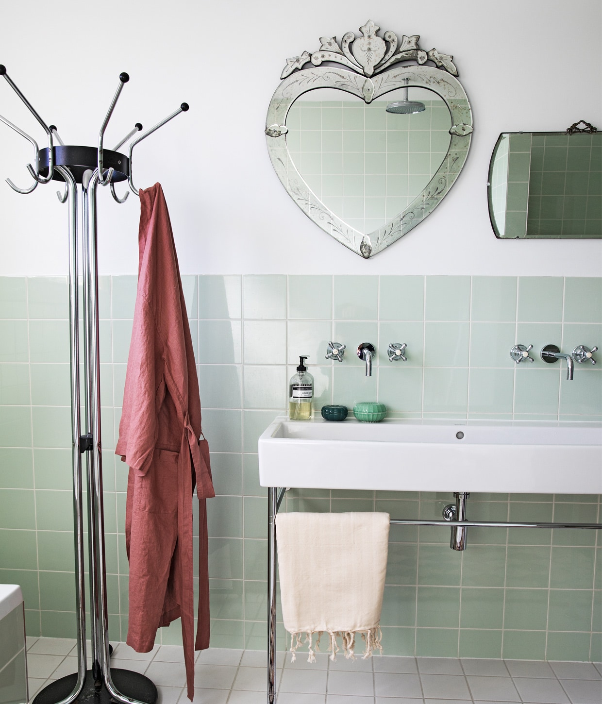 Groene tegels Mosa via Kol Tegels, Venetiaanse spiegel hartvormig Sissy-Boy, spiegel rechthoekig antiek, kranen onbekend, wastafel Duravit, kapstok Tubax vintage, badjas, hamamdoek en vloerkleed The Souks, groene bakjes Ikea, zeep Marie-Stella-Maris. vtwonen 12-2020 | Styling Ilona Jongepier | Fotografie Dana van Leeuwen | Tekst Anna van der Heijden