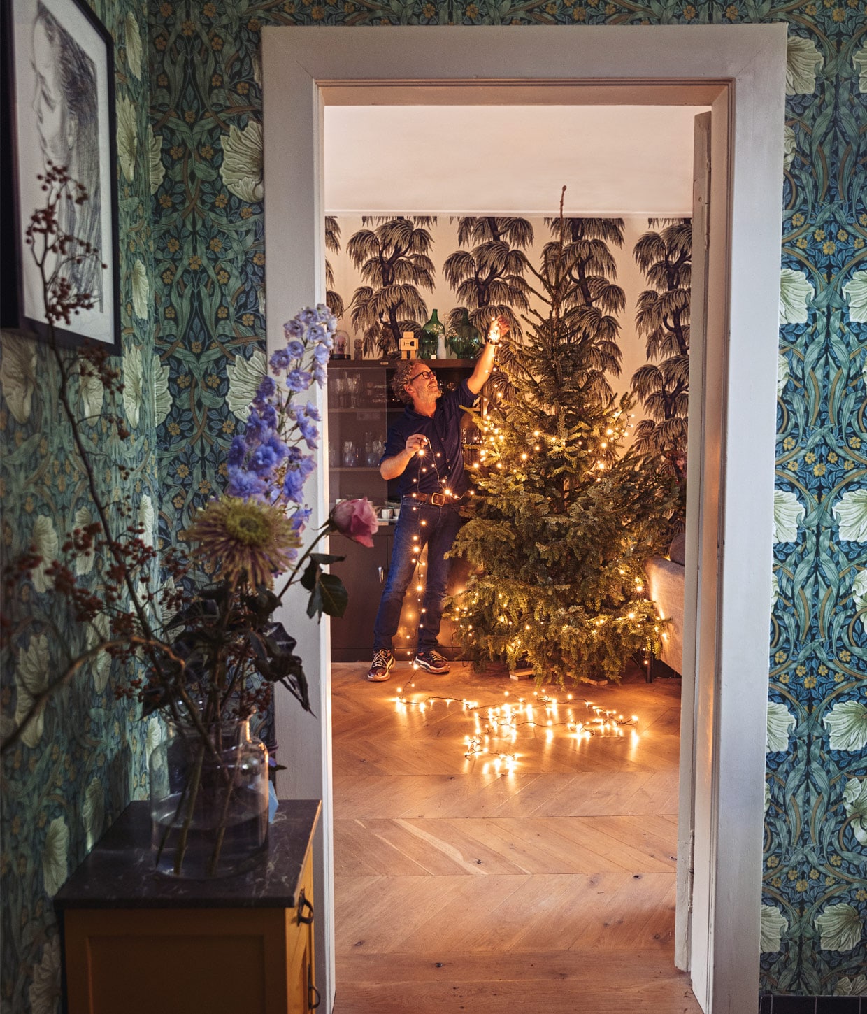 Vaas DekaTuin, groene vaas op servieskast Bottle van Klaas Kuiken. vtwonen 12-2020 | Styling Ilona Jongepier | Fotografie Dana van Leeuwen | Tekst Anna van der Heijden