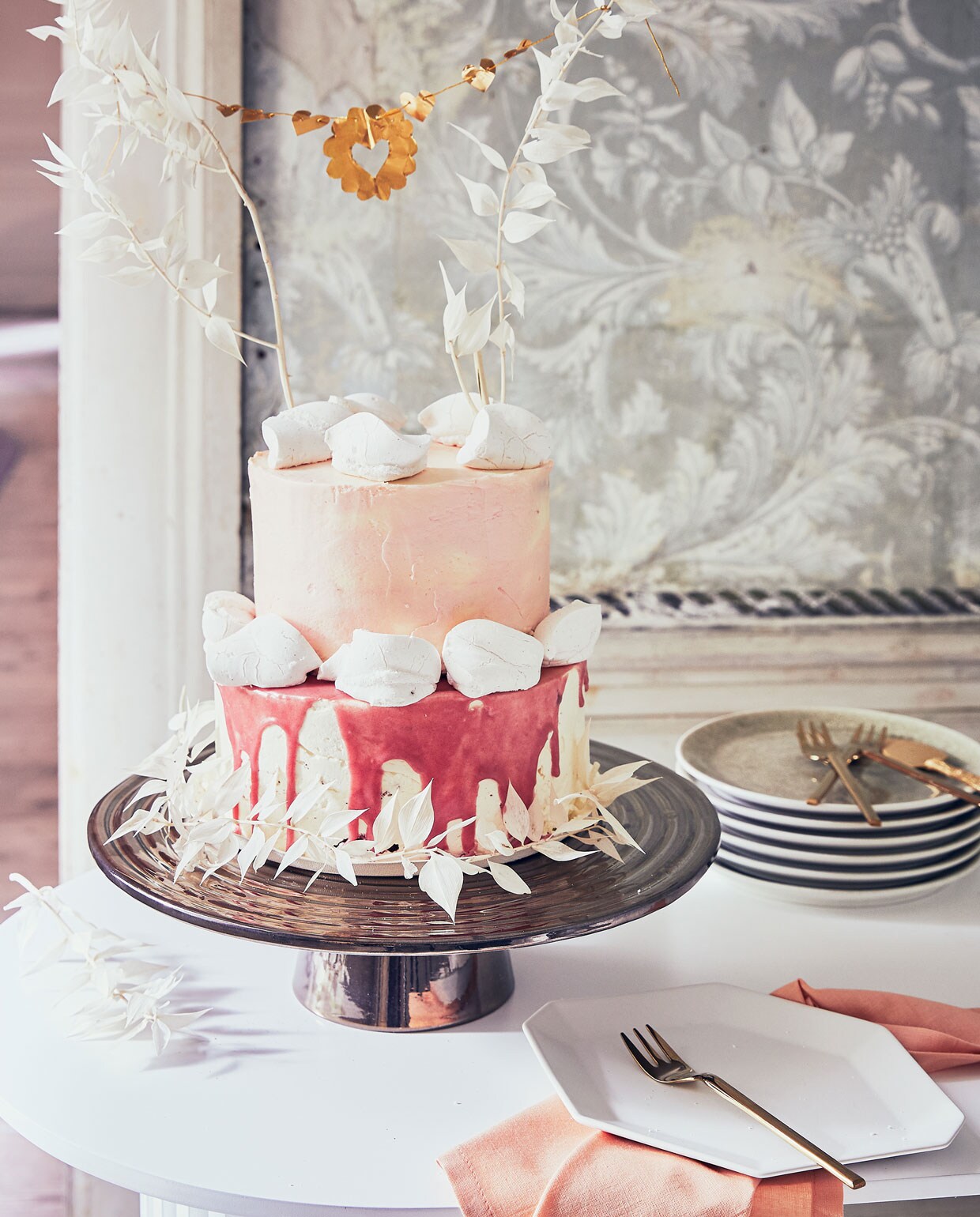 Red velvet drip-taart (hema.nl). Kleine roze taart (vinnysbakery.nl). Goudkleurig folie (vliegerpapier.nl). Taartvorkjes Tavis, metaalkleurig taartplateau 32×9 cm (vtwonen.nl). Zachtgroen bordje, zalmroze servet (nordal.eu).Sidetable op pilaren, achthoekig bord (hkiving.nl).