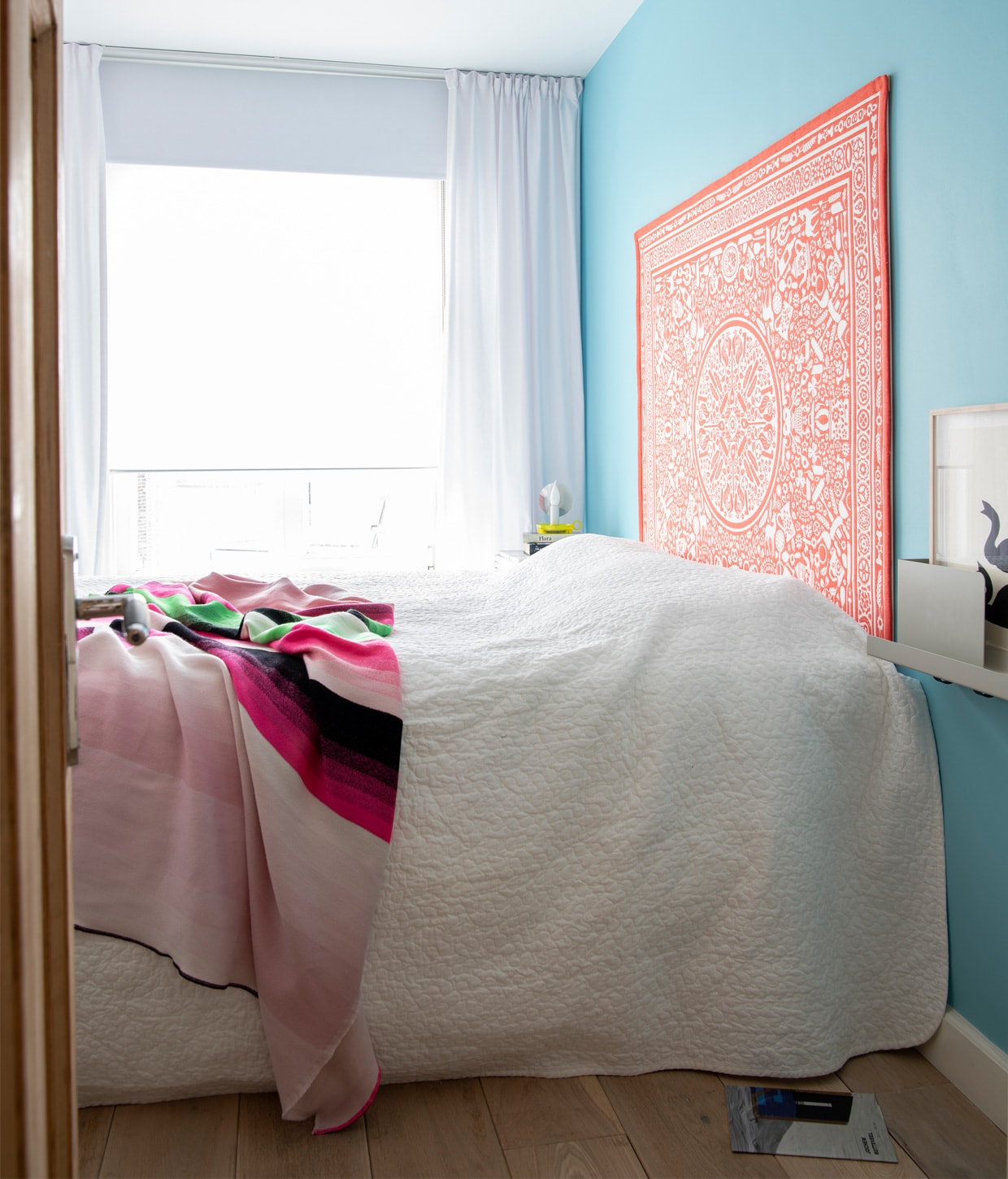 Muurverf gemengd bij Bierens Den Haag. Wit dekbedovertrek Ikea, plaid Hay. Gele lamp Flos. Oranje wandkleed Folklore Studio Job. Wandplank Folded Muuto. vtwonen BK Special 12-2020 | Productie Insidehomepage | Styling Susanne Kennedy | Fotografie Louis Lemaire | Tekst Inge van Lieshout | Tekstbewerking Anna van der Heijden