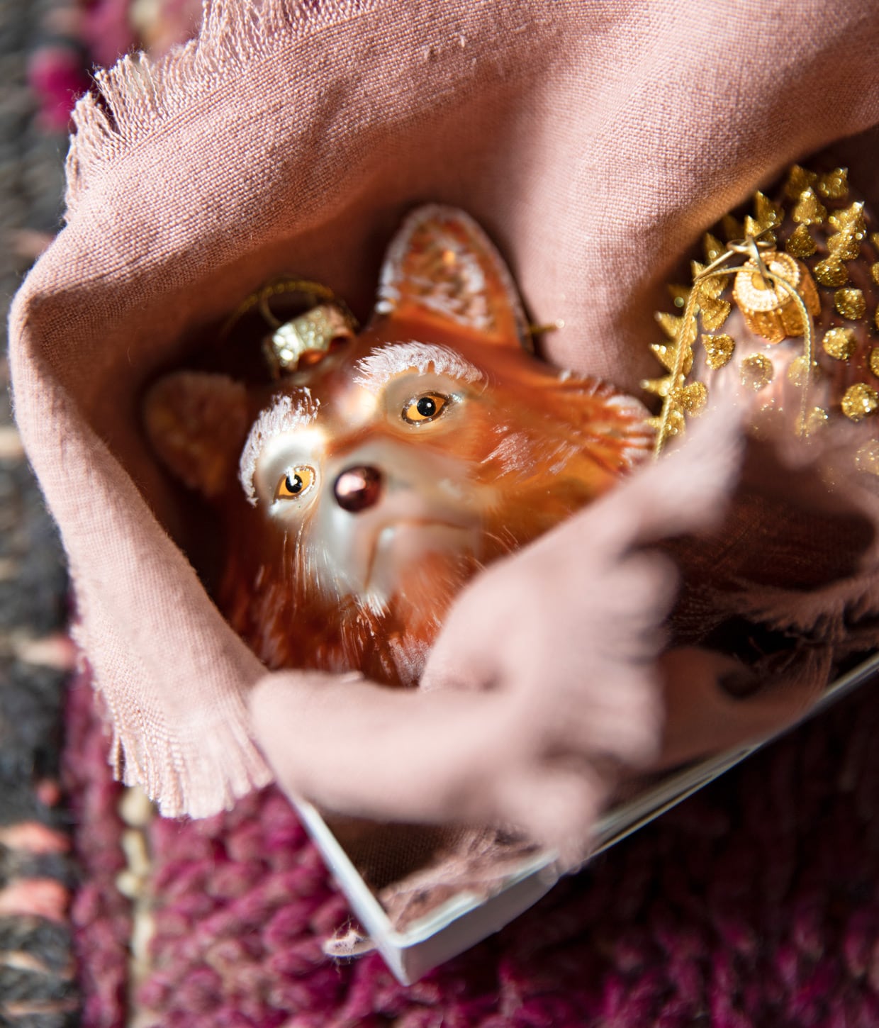 Kerstbal vos en kerstbal egel Sissy-Boy vtwonen 12-2020 | Styling Ilona Jongepier | Fotografie Dana van Leeuwen | Tekst Anna van der Heijden