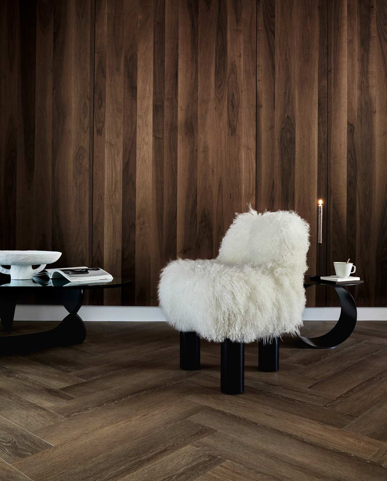 PVC Vloer Herringbone Roasted (resp. dryback-systeem / click-systeem), ook in kleuren Natural, Sun Kissed en Polar. M.m.v. cocoon-living.nl (bureau, kunst), covanderhorst.nl (fauteuil, bijzettafel, vaas), hay-amsterdam.com (tafellamp). Overig privébezit. vtwonen 10-2020 | styling Danielle Verheul | fotografie Petra Steenkamer | productie Tanja Saarberg