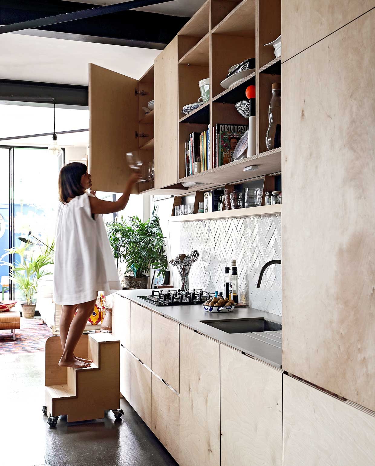 De keuken van berken multiplex is een ontwerp van Rise Design Studio. Over elk kastje en laatje is nagedacht. Originele Marokkaanse tegels van Habibi Interiors. Ook het keukentrapje is op maat gemaakt. NEE | vtwonen binnenkijken special 03-2020 | styling: someday studio | fotografie: Elsa Young/bureaux