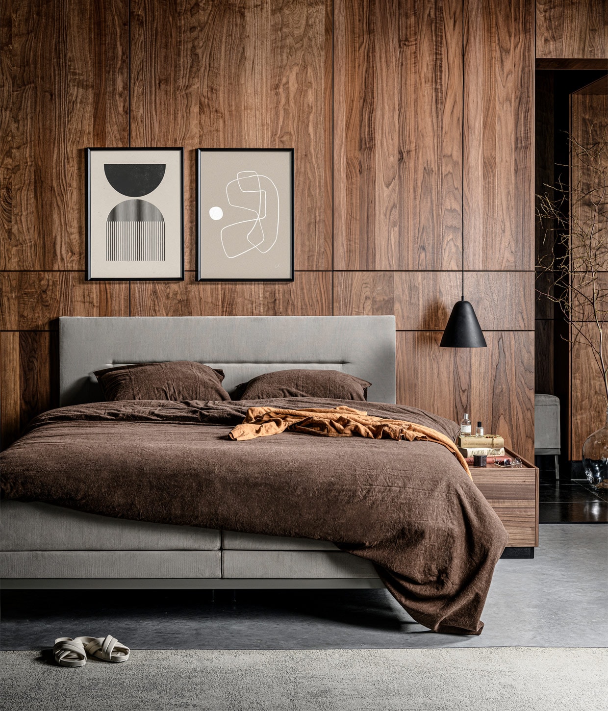 Boxspring Cinnamon in stof Nature kleur Taupe, 180×210 cm vanaf € 2210,-. M.m.v. vtwonen.nl (hanglamp, flanellen dekbedovertrek, bijzettafel, vloerkleed, Novilon vloer, alles van vtwonen), etsy.nl (printable posters), ikea.nl (fotolijsten), zarahome.nl (slippers). Overig privébezit.