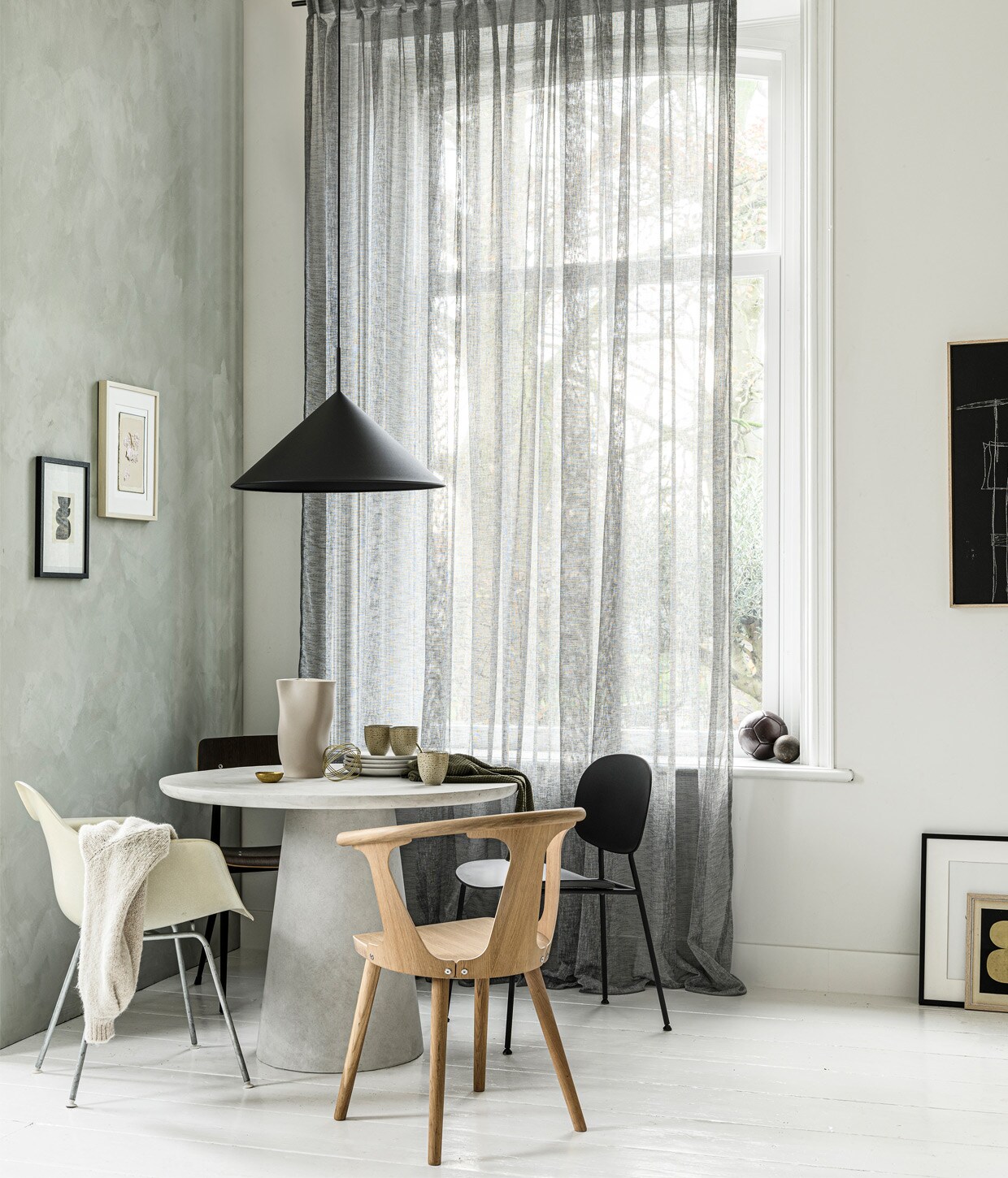 Gordijn op maat in stof Weave kleur 2712. M.m.v. basiclabel.nl (betonlook tafel Damon), demachinekamer.nl (Eames-stoel), loods5.nl (stoel In Between van &amp;Tradition, zwarte stoel rechts van Menu, zwarte stoel links Result van Hay), hkliving.nl (lamp, mokken, zwart kunstwerk), EawyArt via etsy.nl (kunstwerk in zwarte lijst), wonderwallstudios.com (kunstwerk in lichte lijst), hm.com (theedoek), vestingh.nl (kalkverf Smoking Glass). Overig privébezit.