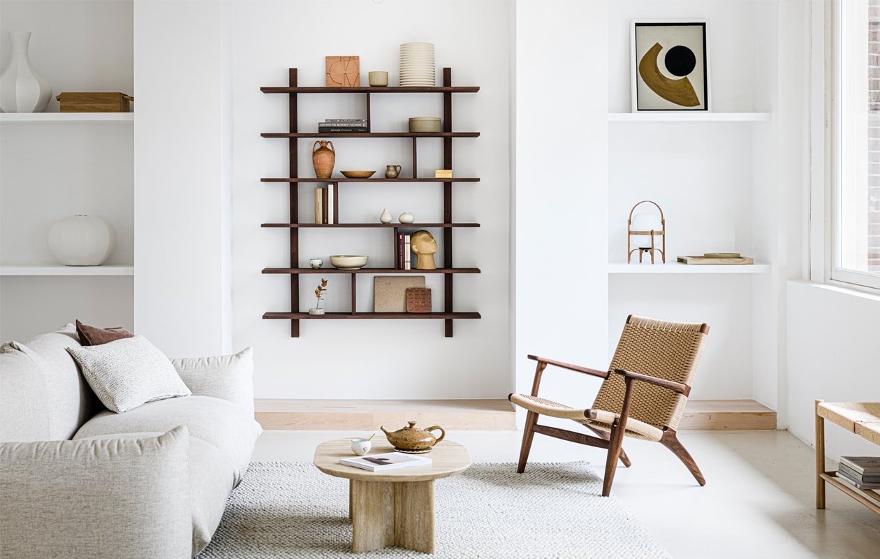 Bank Arflex design by Mario Marenco € 3850,-, handgeweven wollen kussen 40×60 cm € 125,-, travertin salontafel Bean Table € 1074,-, vintage theepot prijs op aanvraag, messing onderzetter van Futagami € 85,-, witte theekop Takashi € 46,50, messing lepeltje € 45,-, fauteuil CH25 van designer Hans J. Wegner voor Carl Hansen &amp; Søn, in walnoot uitvoering € 3380,-, terracotta tegel prijs op aanvraag, bruine mok van J.C. Herman € 22,-, aardewerken schaal met deksel Hasami € 54,-, vintage terracotta vaas prijs op aanvraag, vintage aardewerken schaal prijs op aanvraag, vintage kannetje prijs op aanvraag, goudkleurig doosje van SyuRo € 39,-, wit kopje Takashi € 35,-, schaal van J.C. Herman € 42,50, tegel groot en klein prijs op aanvraag, oplaadbare tafellamp Cesta Led in kast € 465,- (pantoufle-design.nl). Magazine € 22,- (thefinestore.com). Vloerkleed Peas van Hay, 200×300 cm € 935,-, beige ribbelvaas Aleray van Kave Home € 38,- (vtwonen.nl). Grijs kussen € 59,50, beige keramieken vaasjes per stuk € 11,90, sculptuur gezicht € 27,50 (loods5.nl). Overig privébezit. vtwonen 11-2020 | productie &amp; styling Kim van Rossenberg | fotografie Sjoerd Eickmans