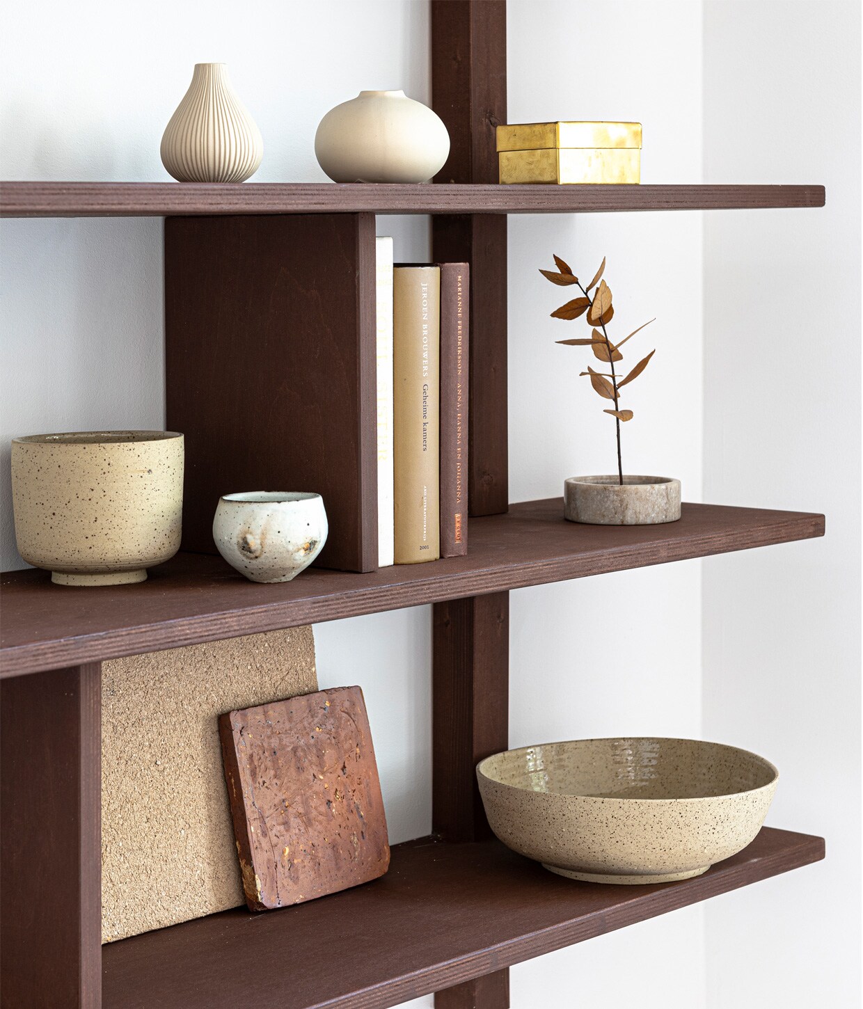 Goudkleurig doosje van SyuRo € 39,-, wit kopje Takashi € 35,-, schaal van J.C. Herman € 42,50 (pantoufle-design.nl). Keramieken vaasjes per stuk € 11,90 (loods5.nl). Overig privébezit.