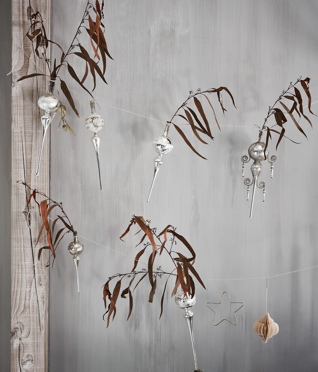 Verschillende pieken vanaf € 6,- (jolandelijk.nl). Gedroogde eucalyptustakken van Madam Stoltz € 12,50, ster van Madam Stoltz € 3,50 (deens.nl). Nude hanger van Bungalow, per 2 € 8,- (scandicliving.nl).