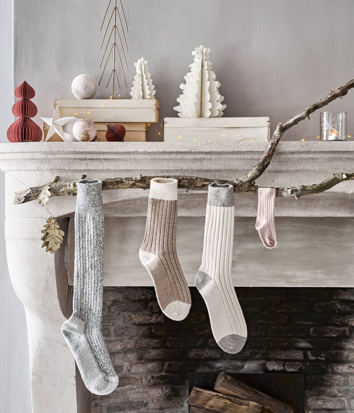 Lange wollen sok € 9,95 (sokkenzaak.nl). Alpacawollen lichtbruine sok € 29,95, alpacawollen witte sok € 29,95 (yumeko.nl). Sok vieux roze van Collégien € 15,50 (archive-store.nl). Bewaardoosjes van pieken op de schouw (jolandelijk.nl). Papieren kerstboompjes van Madam Stoltz vanaf € 7,- (deens.nl). Metalen kerstboom € 3,99, gemarmerde bal € 2,99, lichtsnoer € 2,69, kerstbal met sneeuw € 2,49 (intratuin.nl). Papieren rood-bruine kerstboom € 25,-, papieren ster, per 3 € 11,75, goudkleurige bladeren van Bungalow € 21,75 (scandicliving.nl). Waxinelichthouder € 3,75 (weldaad.com).