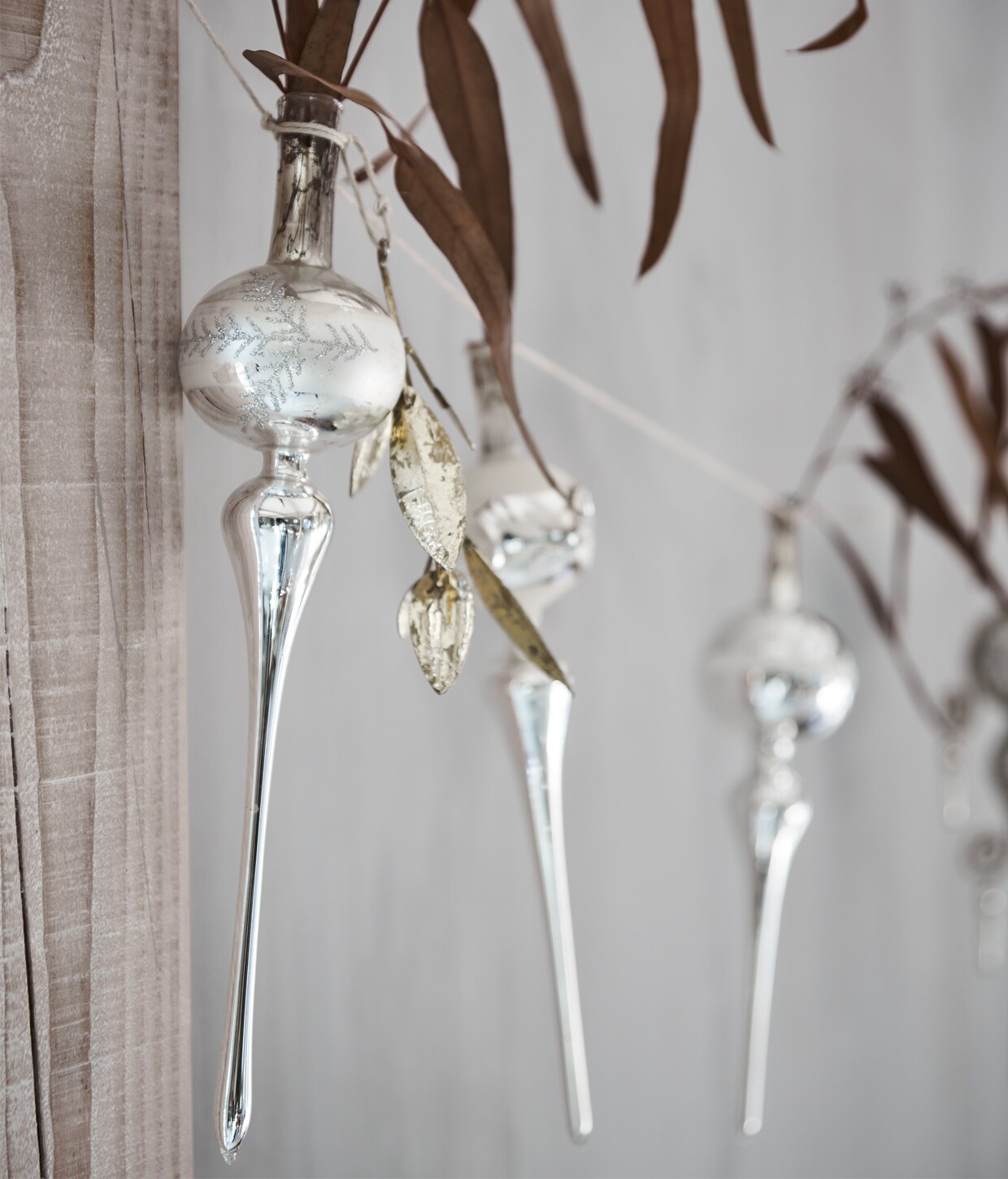 Verschillende pieken vanaf € 6,- (jolandelijk.nl). Gedroogde eucalyptustakken van Madam Stoltz € 12,50, ster van Madam Stoltz € 3,50 (deens.nl). Nude hanger van Bungalow, per 2 € 8,- (scandicliving.nl).