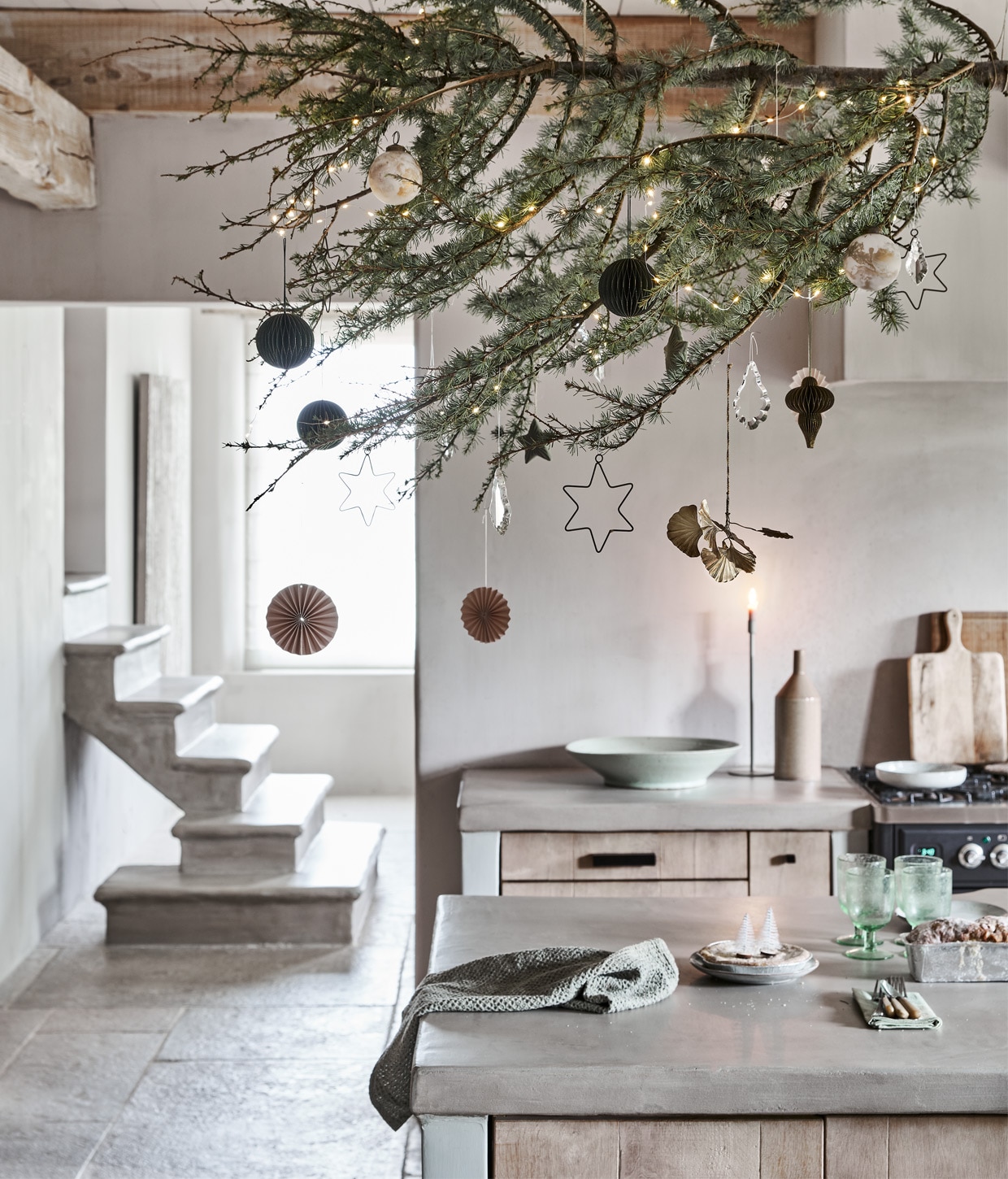 Papieren waaiers € 1,49, honeycombballen per stuk € 2,79, gemarmerde ballen per stuk € 2,99 (intratuin.nl). Ginko hanger € 19,95, sterren per stuk € 2,50, glazen pegels vanaf € 4,50 (weldaad.com). Groene wijnglazen van Nordal, , per stuk € 11,50, wafeldoek van Bungalow € 8,90, fles van Madam Stoltz € 34,50 (deens.nl). Kandelaar € 49,95 (stoermetaal.nl). Overig privébezit. vtwonen feestbijlage 12-2020 | styling Marlies Does | fotografie Bart Brussee