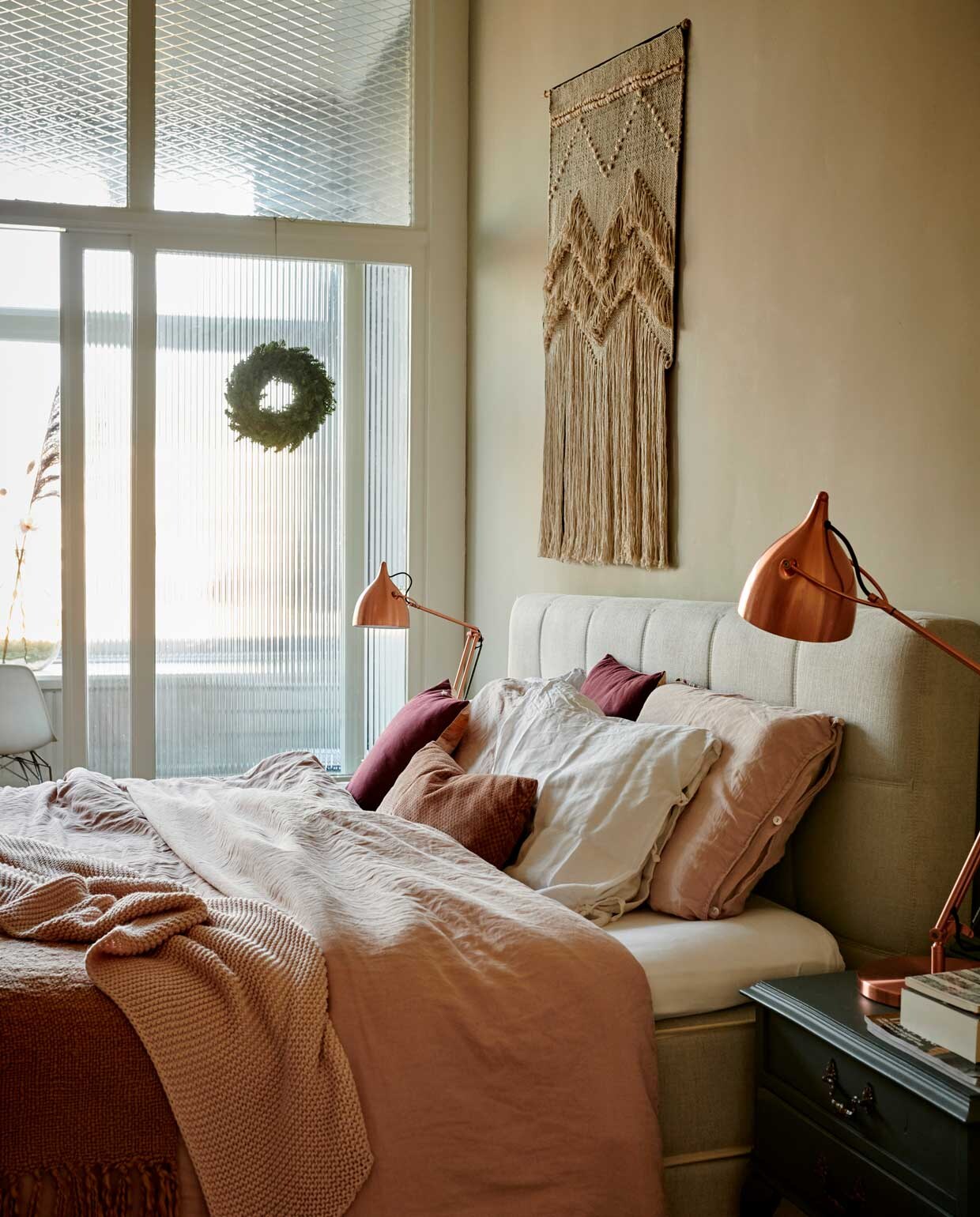 Muurverf Schelpenzand van Histor, verf op de schouw Strong White van Farrow &amp; Ball, eikenvloer met Hongaarse punt Wijers Vloeren, stoel Dennis Living Haarlem, vacht herkomst onbekend, kussen Sissy-Boy, pot en plant Dennis Flowers Haarlem, vloerkleed Beni Ouarain van Rozenkelim, spiegel Metal van HKliving, tafellamp Bright Living, kandelaars gekregen.