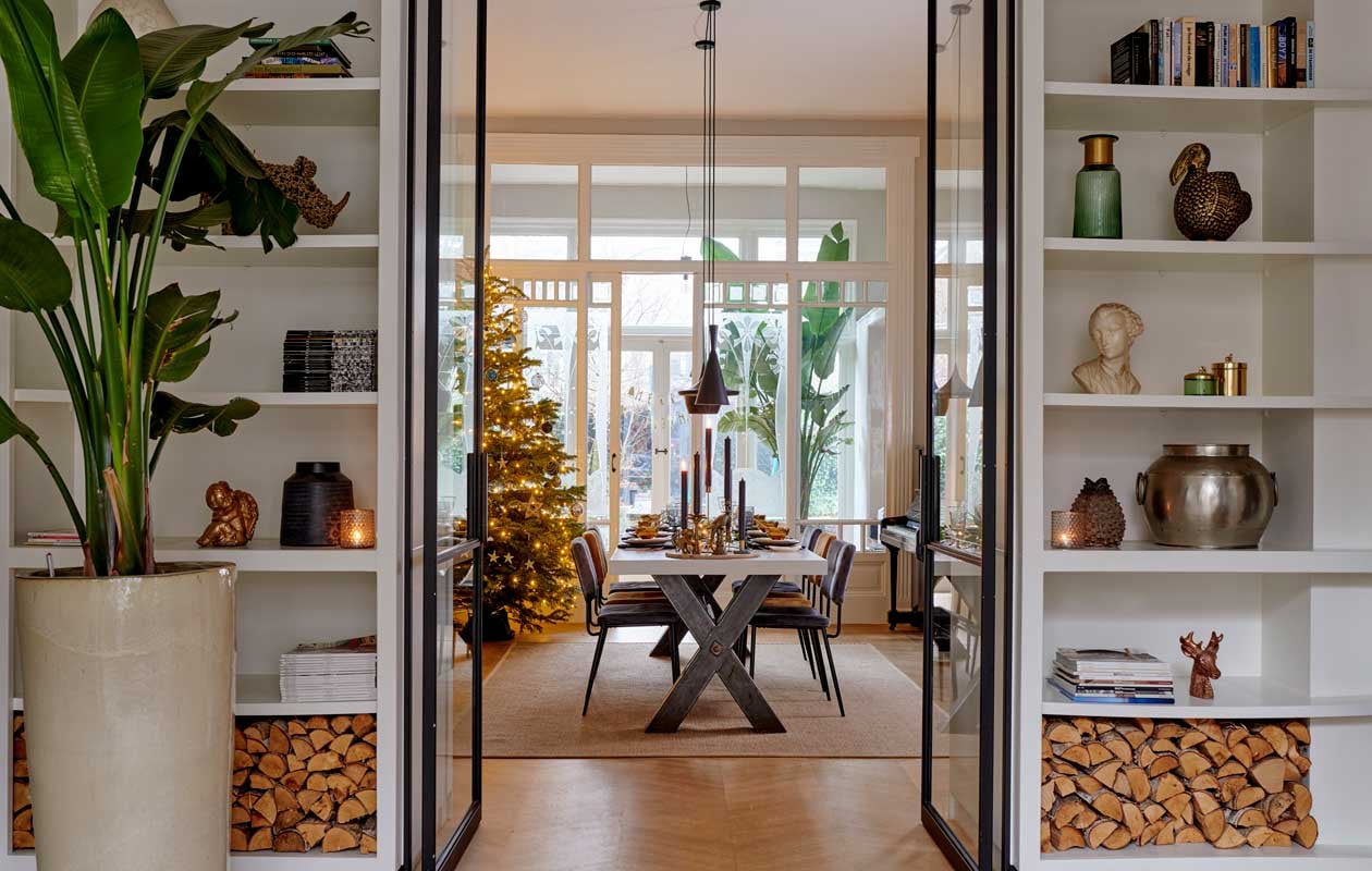 Muurverf Wollig van Histor, wandkasten op maat gemaakt, glazen deuren Exlusive Steel, vloerkleed Ikea, eettafel Robuuste Tafels geverfd in kleur Schelp van Histor, stoelen Homestock, hanglampen Tom Dixon look-a-like Loods 5, kandelaars Sissy-Boy, Sjakies Haarlem en Blokker, servies Casa en Sissy-Boy, overige herkomst onbekend.
