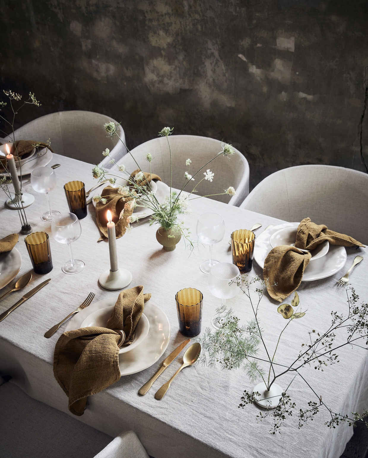 Tafelkleed gemaakt van 100% Europees stonewashed linnen stof Evry, 200 cm breed, prijs per meter € 52,50 (stoerlinnen.nl). Eetkamerstoelen per stuk € 826,- (kasstoor.nl). Dinerbord € 11,99, kom €9,99 (zarahome.com).Servetten per stuk € 9,- (archive-store.nl). Messing servetring, per 4 € 39,- (wonenmetlef.nl). Stonewashed bestek per stuk vanaf € 13,50 (paviljoen­-­ noord.com). Gele glazen per stuk € 8,75 (householdhardware.nl). Wijnglazen per stuk € 18,- (bolia.com). Keramieken kandelaars per stuk € 25,-, keramieken wierrookhouder per stuk € 21,- (annemiekebootsceramics.nl). Groene mini-vaas € 23,50, Japanse Kenzan bloemprikker € 20,- (fleurmonde.com). vtwonen 12-2020 | fotografie Jeroen van der Spek | styling Danielle Verheul | assistentie Meike Linthorst, Noor van Rooij