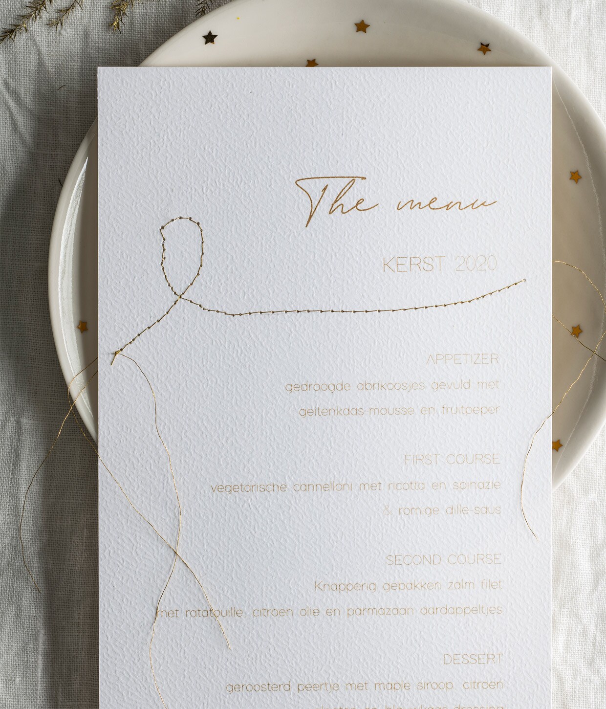 Goudkleurig garen € 2,75 (hema.nl). Wit karton A4-formaat (pipoos.com). Bord € 29,- (lepetitatelierdeparis.bigcartel.com). styling Mila Griese | fotografie Louis Lemaire