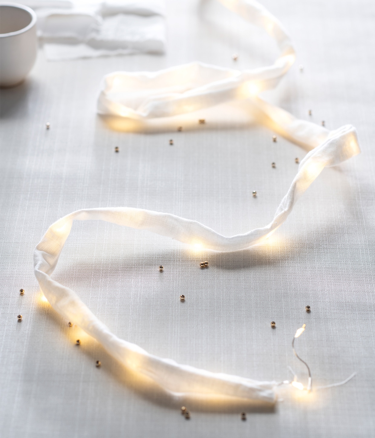 Lichtsnoer draad ledverlichting € 2,49 (action.nl). Goudkleurige kralen (kralenstulpje.nl). Overig privébezit. styling Mila Griese | fotografie Louis Lemaire