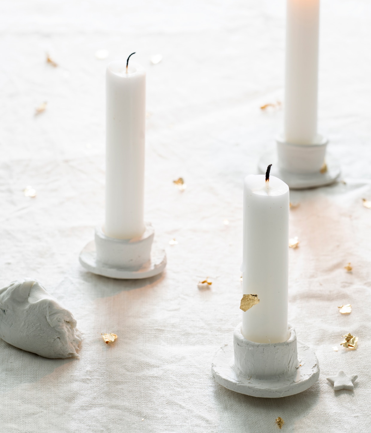 Boetseerklei Creall Do &amp; Dry, 500 g € 1,79 (action.nl). Linnen tafelkleed € 39,99 (hm.com). Goudfolie snippers (sostrenegrene.nl). Styling Mila Griese | Fotografie Louis Lemaire