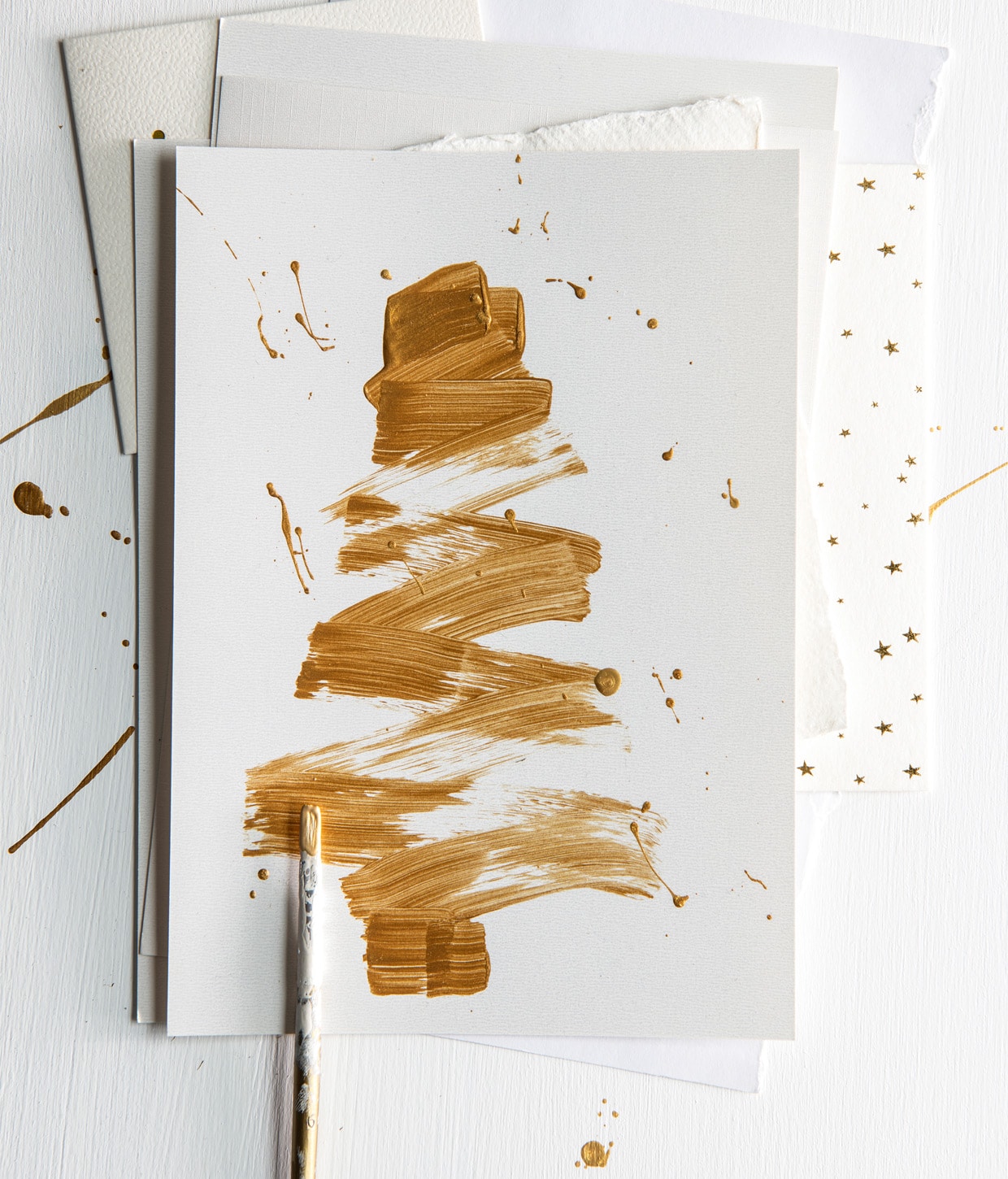 Wit karton, goudverf hobbylak € 2,99 (pipoos.com). styling Mila Griese | fotografie Louis Lemaire