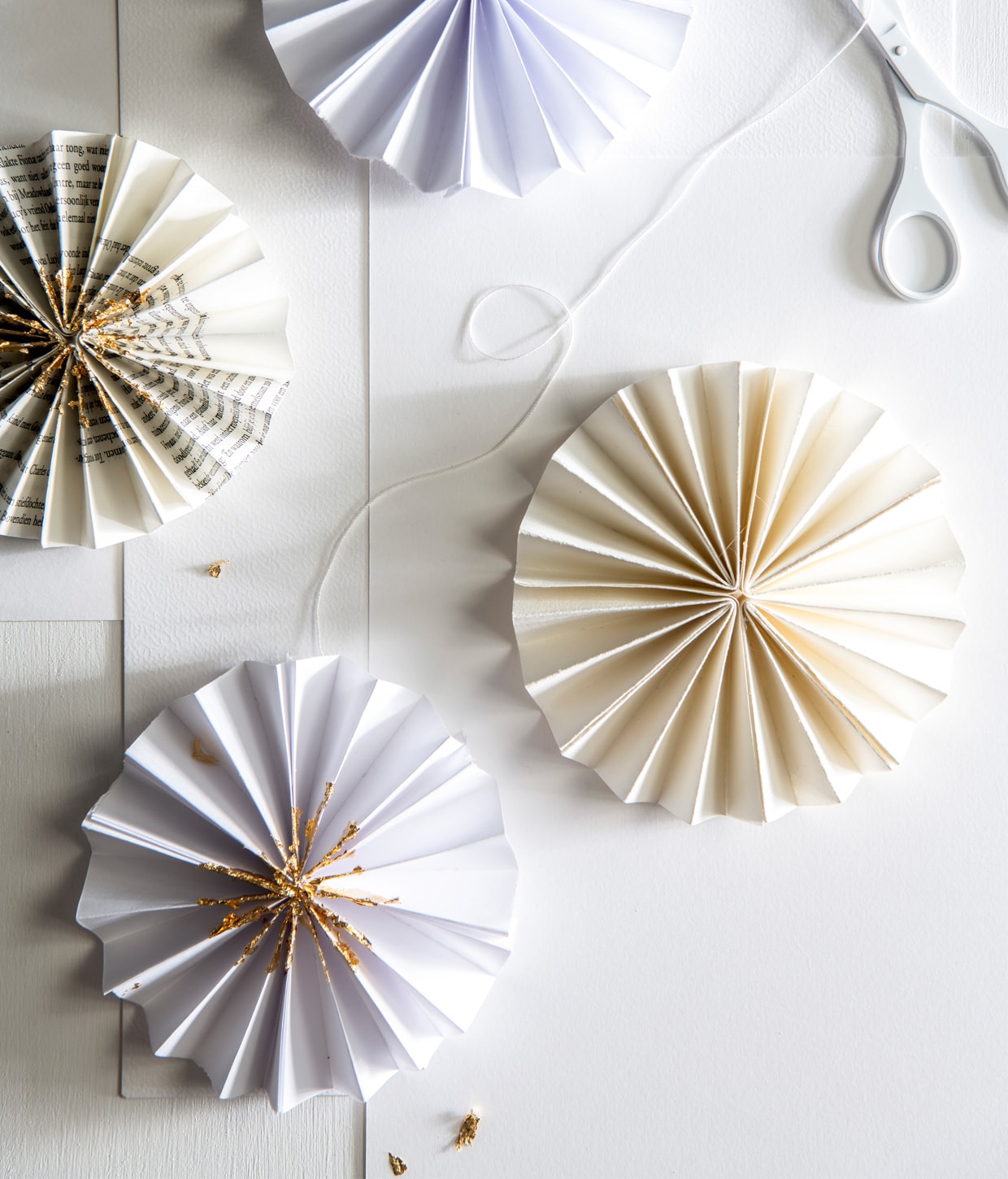 Bladmetaal 14×14 cm, goudkleurig € 8,99 (pipoos.com). Draad (markt). Boek (kringloopwinkel). Overig privébezit styling Mila Griese | fotografie Louis Lemaire