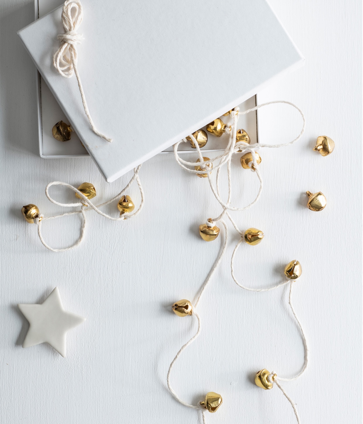Goudkleurige belletjes, 1,5 cm (Ø) per 10 stuks € 5,75 (pipoos.com). Overig privébezit. styling Mila Griese | fotografie Louis Lemaire