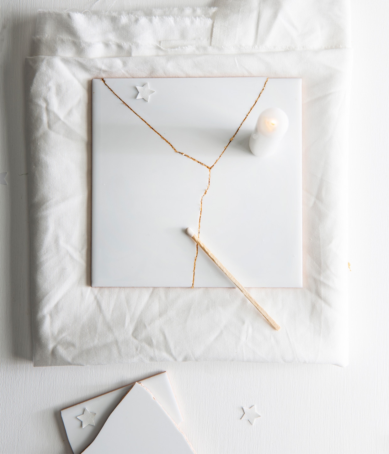 Tegeltje uni wit blanco, 20×20 cm € 12,95 per m² (hornbach.nl). Fimo bladmetaal goud € 8,99, sterconfetti, sterstans (pipoos.com). styling Mila Griese | fotografie Louis Lemaire