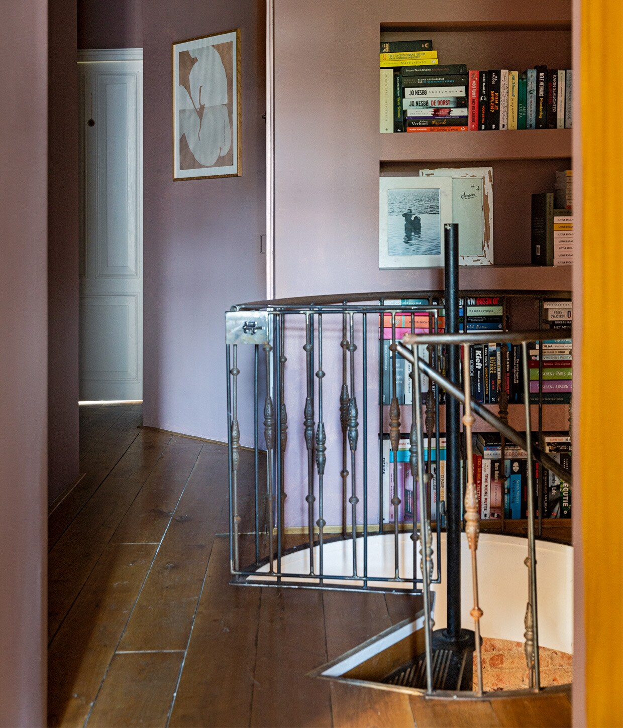 Muurverf Sulking Room Pink van Farrow &amp; Ball, kunstwerk vrouw Tiny Stories, vaas bovenin boekenkast van Dirks moeder geweest.
