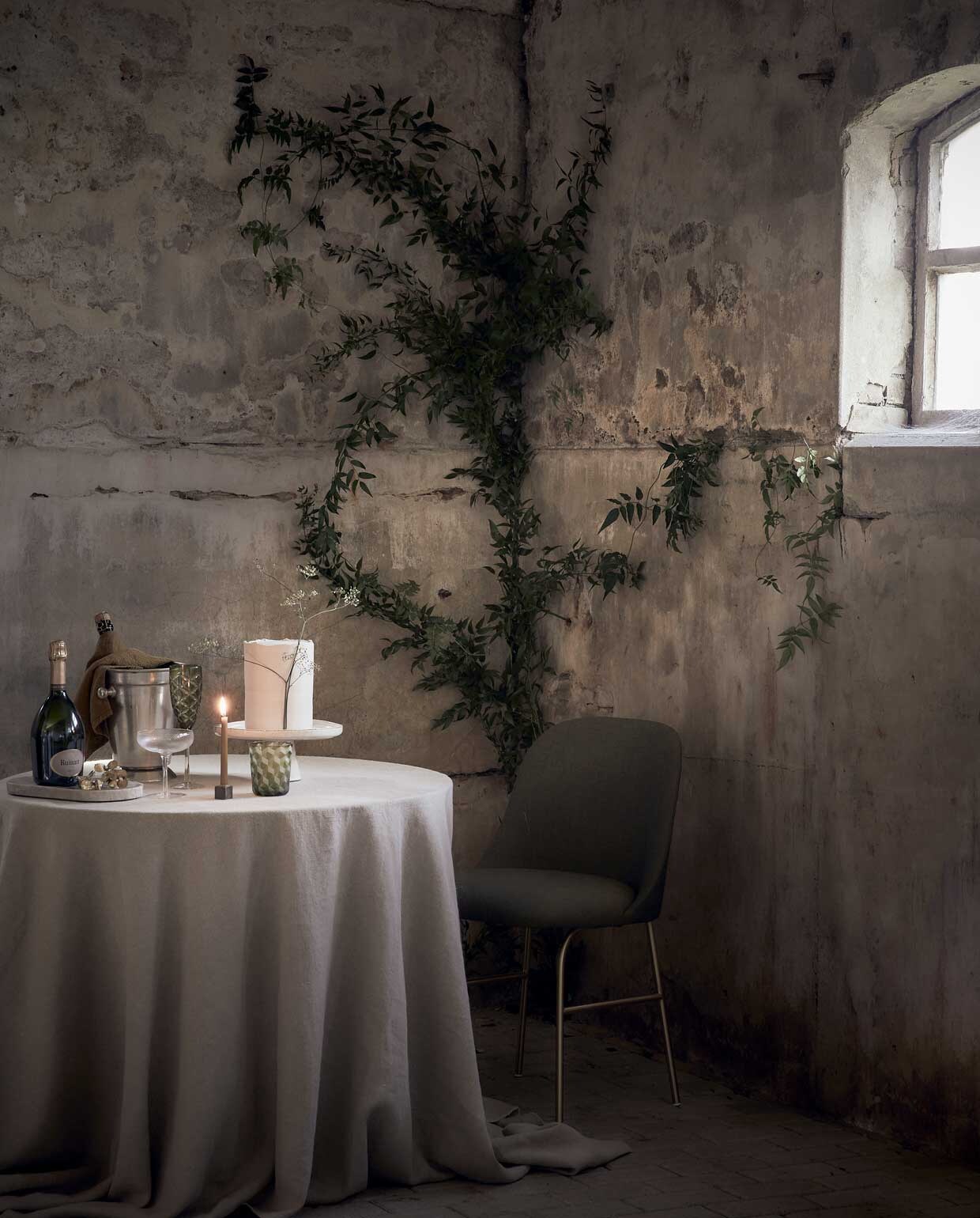 Tafelkleed van 100% Europees stonewashed linnen stof San Sébastien, 310 cm breed, per meter € 94,50 (stoerlinnen.nl). Marmeren dienblad €19,99, etagère € 19,99 (hm.com). Taart, prijs op aanvraag (stickyflour.nl). Champagneglas, set van twee € 39,-(wonenmetlef.nl). Groen facet champagneglas € 22,35, groen facet waterglas € 15,50 (polspotten.nl). Mini kandelaar € 15,99 (zarahome.com). Okergeel kaarsje, per 10 € 4,95 (dille-kamille.nl). Eetkamerstoel Aleta van Viccarbe € 435,- (designtales.nl). Overig privébezit.