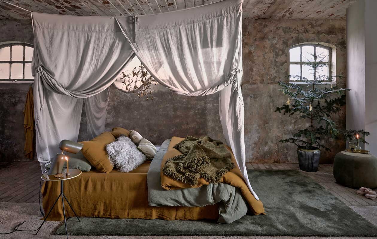 Ochtendjas € 59,99, slippers met vacht € 22,99, groen fluwelen kussen € 19,99, mini-kandelaar € 15,99, groen glas € 6,99 (zarahome.com). Hemel € 225,-, laken vanaf € 29,-, dekbedovertrekken per stuk vanaf € 89,- (archive-store.nl). Bijzettafel € 760,-, vloerkleed € 2080,-, deken € 400,- (covanderhorst.nl). Tafellamp € 169,95, glazen bolvormige kandelaar € 11,- (paviljoennoord.com). Schapenvachtkussen van Bloomingville € 70,99, groen fluwelen kussen van Hay € 79, poef van Bolia € 489,-, (vtwonen.nl). Gouden maretak € 40,-, gouden eikenbladeren, set van drie € 10,75 (bungalow.dk). Pot € 39,95 (weldaad.com). Gouden dienblad € 9,99 (hm.com). Okergeel kaarsje, per 10 € 4,95 (dille-kamille.nl).